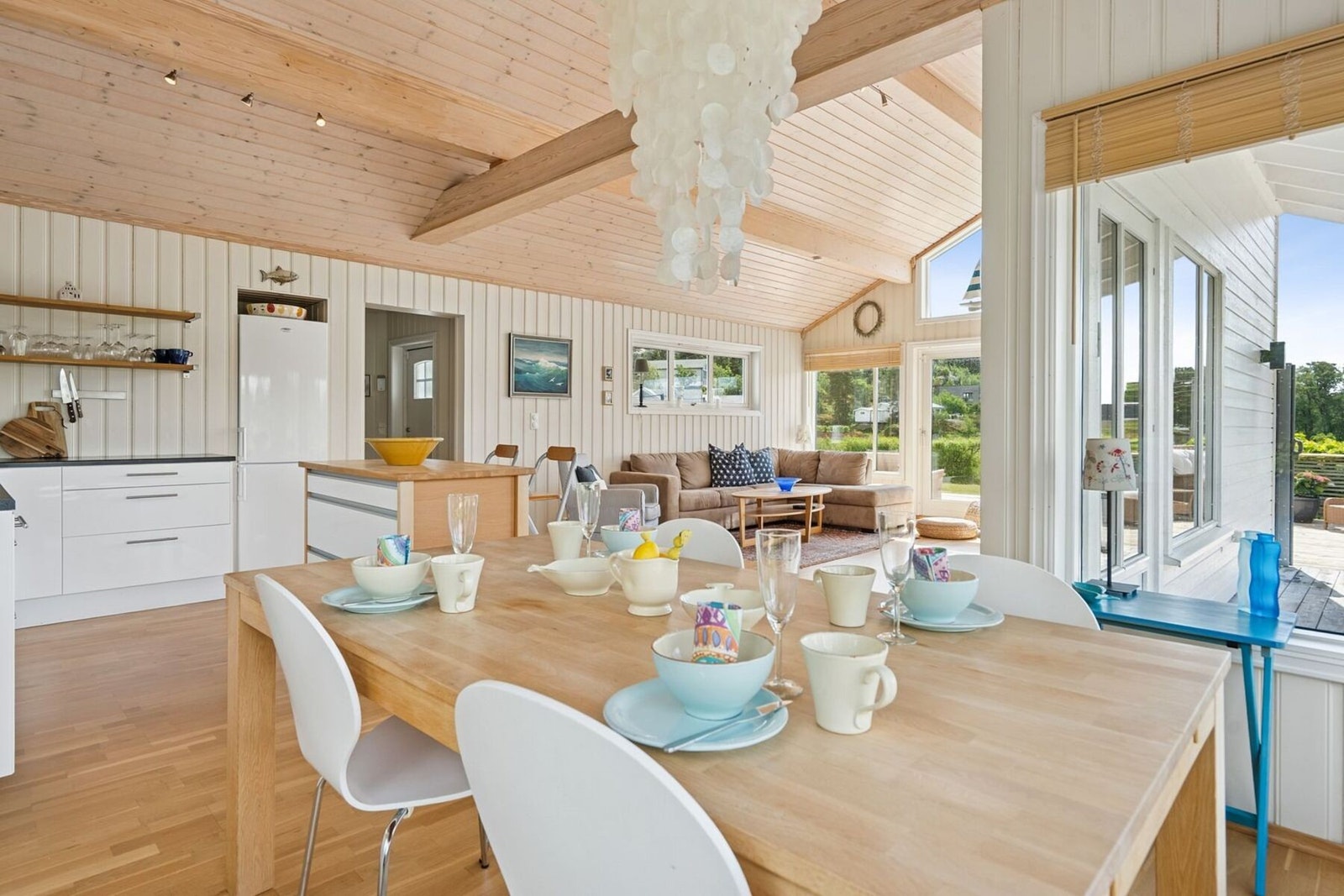 Rommet inviterer til sosiale stunder. Galleribilde