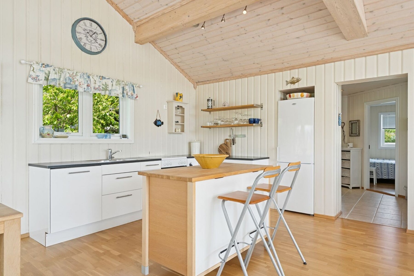 På kjøkkenet fra 2009 er det en hvit innredning med glatte fronter og benkeplate av laminat og heltre. Galleribilde