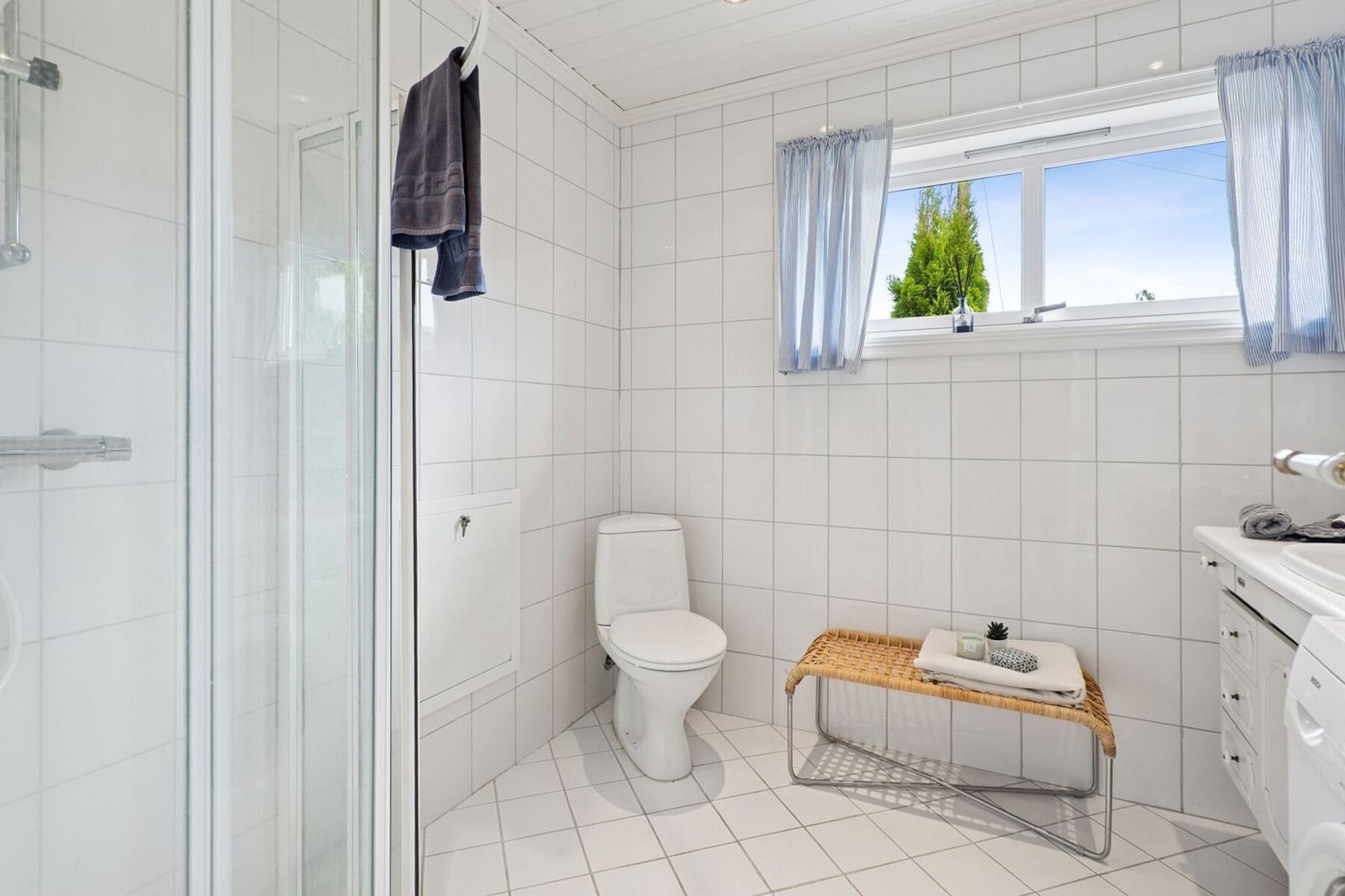 Det er elektriske varmekabler i gulvet og naturlig ventilering via ventil i vindu. Galleribilde