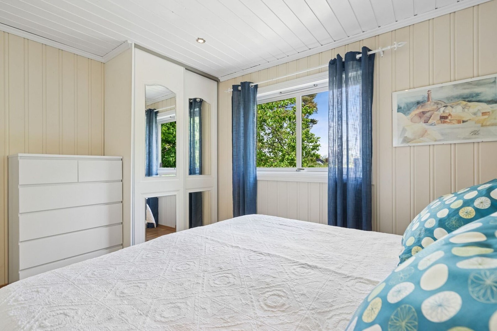 Her finner du også et garderobeskap for oppbevaring av klær og tilbehør. Veggene er holdt i lyse fargetoner som sammen med naturlig lysinnslipp fra vinduet skaper en behagelig atmosfære. Galleribilde