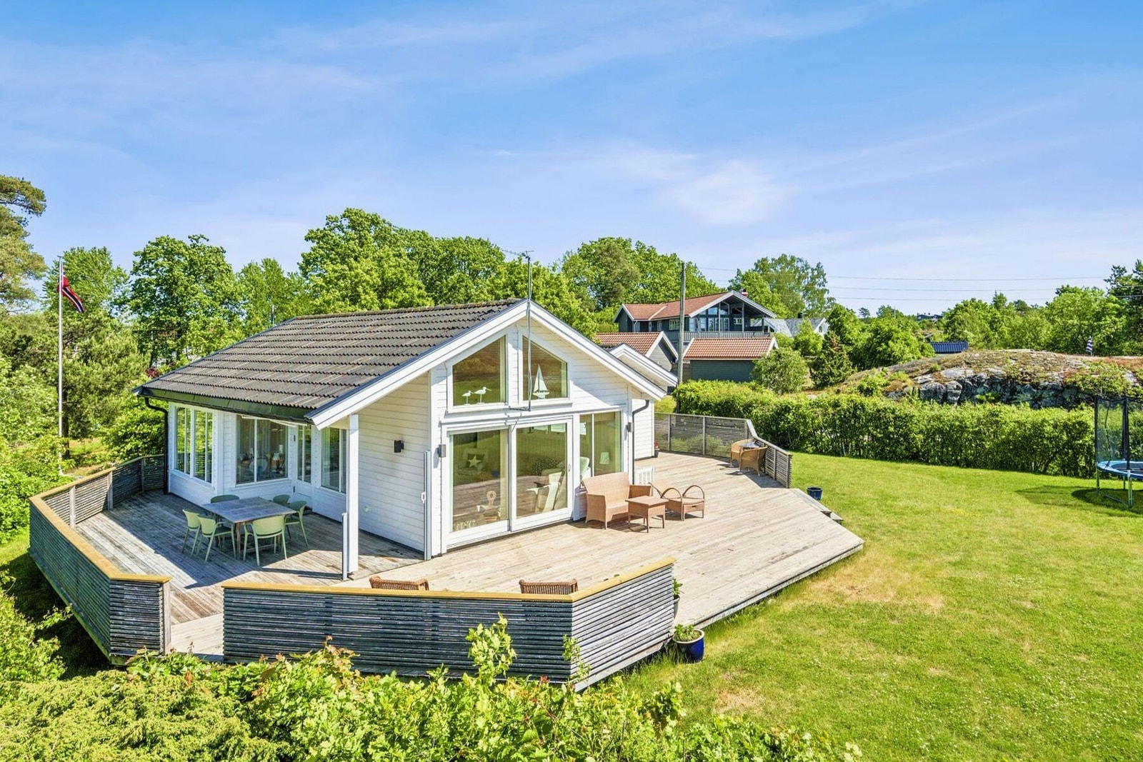 Privatmegleren v/ Weronica Sandbæk har gleden av å presentere Østre Nesveien 10! En flott og moderne helårshytte med en idyllisk beliggenhet med rusleavstand til vannet. Galleribilde