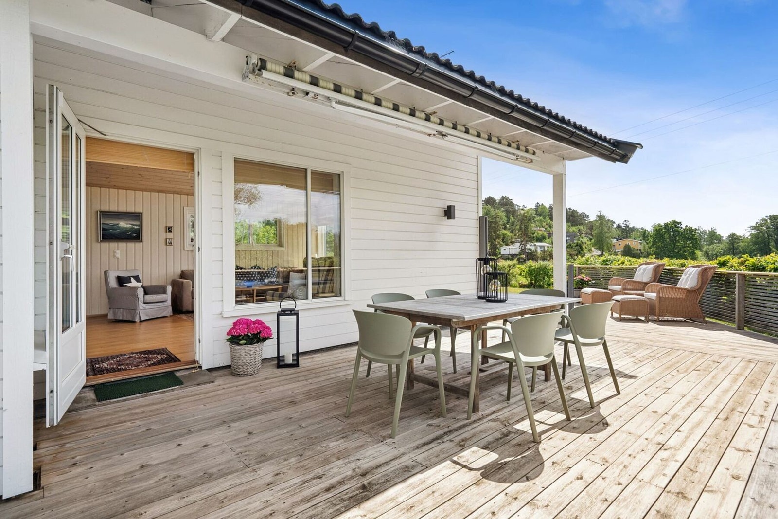 Det er utgang til verandaen fra kjøkkenet. Galleribilde