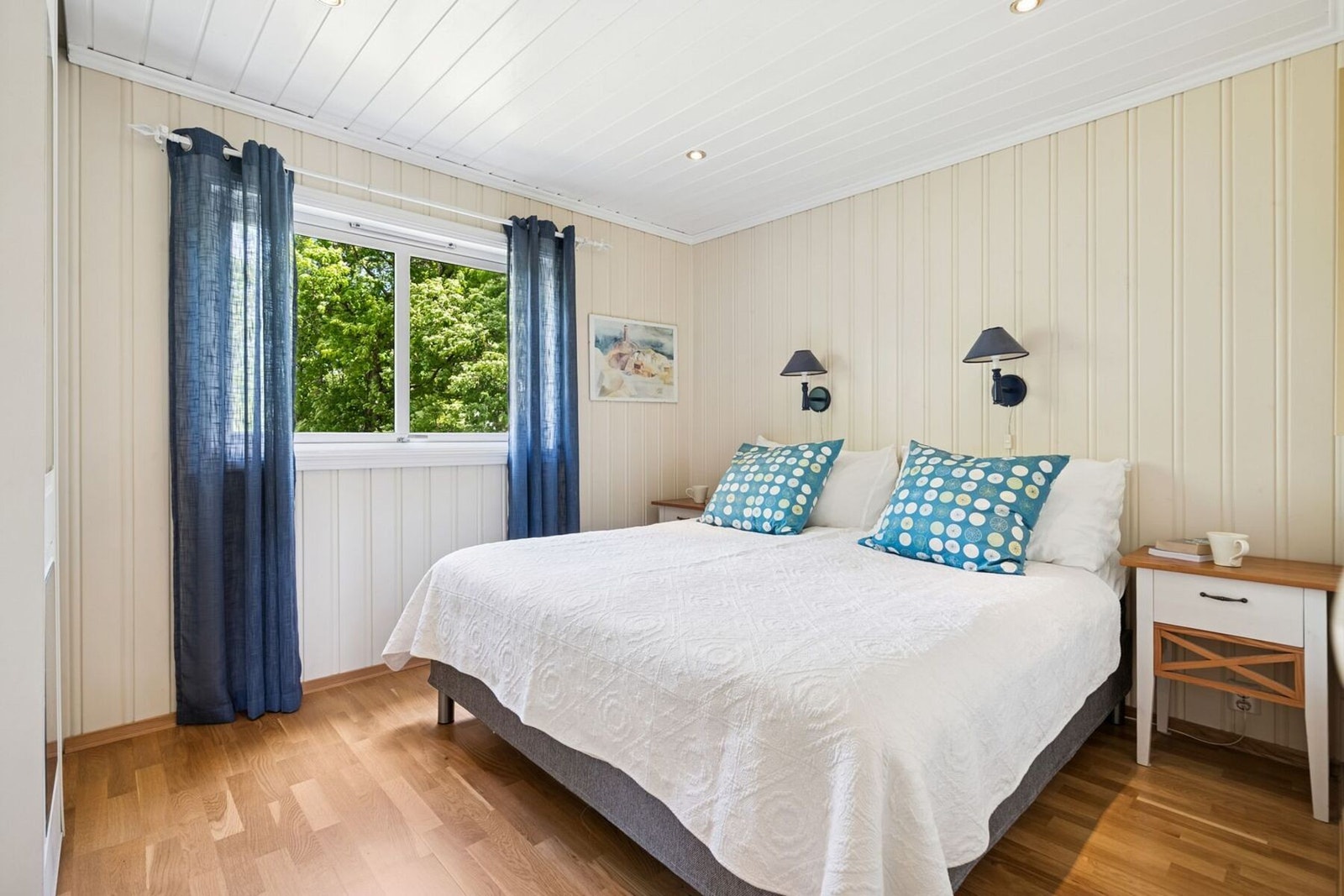 Videre inne finner man 3 gode og lyse soverom. På hovedsoverommet er det plass til en stor seng og tilhørende nattbord. Galleribilde