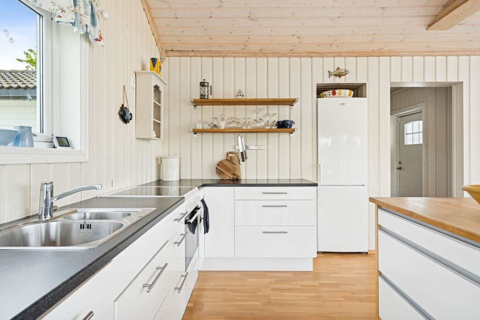 Kjøkkenet ligger praktisk til ved entreen. Galleribilde