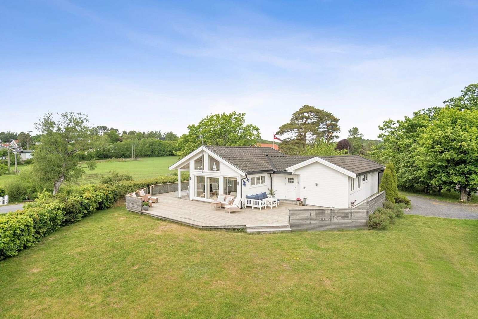 Her kan man kose seg på en terrasse på hele 120 kvm og i en stor herlig hage. Galleribilde