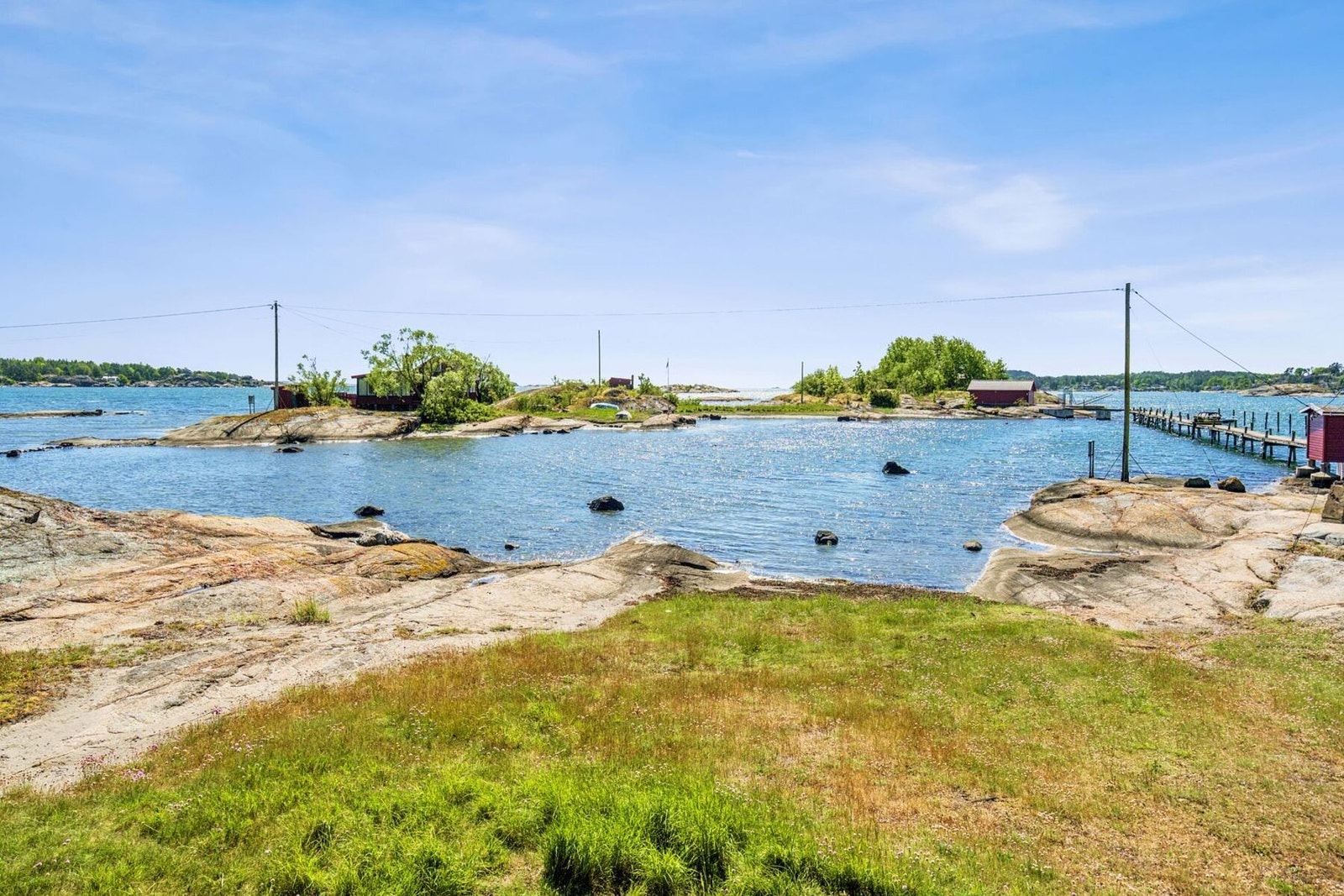 Det er kun en kort spasertur for å gå ned å ta seg en dukkert på dette fantastiske stedet. Det medfølger 2 båtplasser, en på den gamle brygga ..... Galleribilde