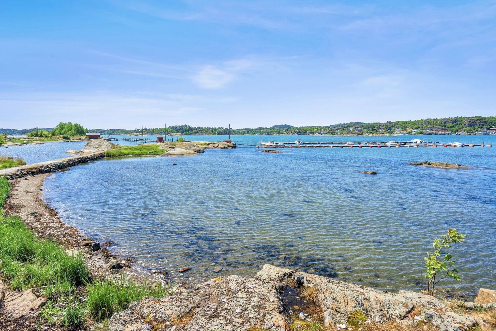 Et herlig sted å tilbringe sommeren! Det medfølger 2 båtplasser. Galleribilde