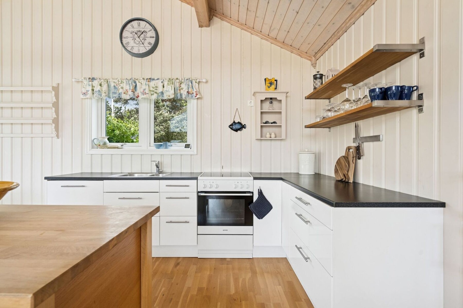 Av hvitevarer er det kjøl/fryseskap, oppvaskmaskin og komfyr. Galleribilde