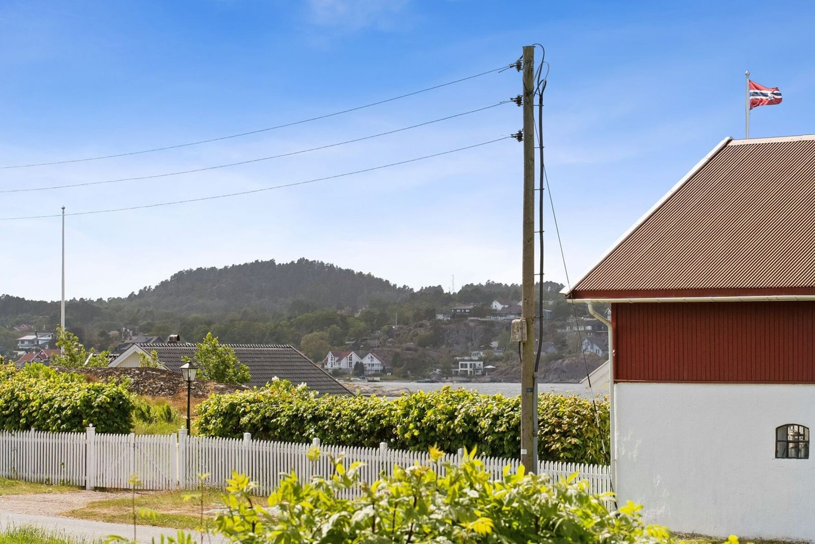 Hytta har en liten sjøgløtt fra terrassen. Galleribilde