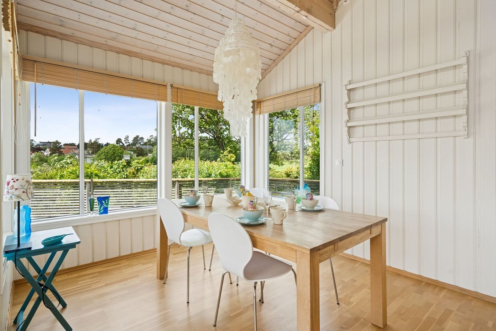 Her er det god plass til et spisebord itillegg til kjøkkenøya. Fint samlingspunkt på kjøkkenet! Galleribilde