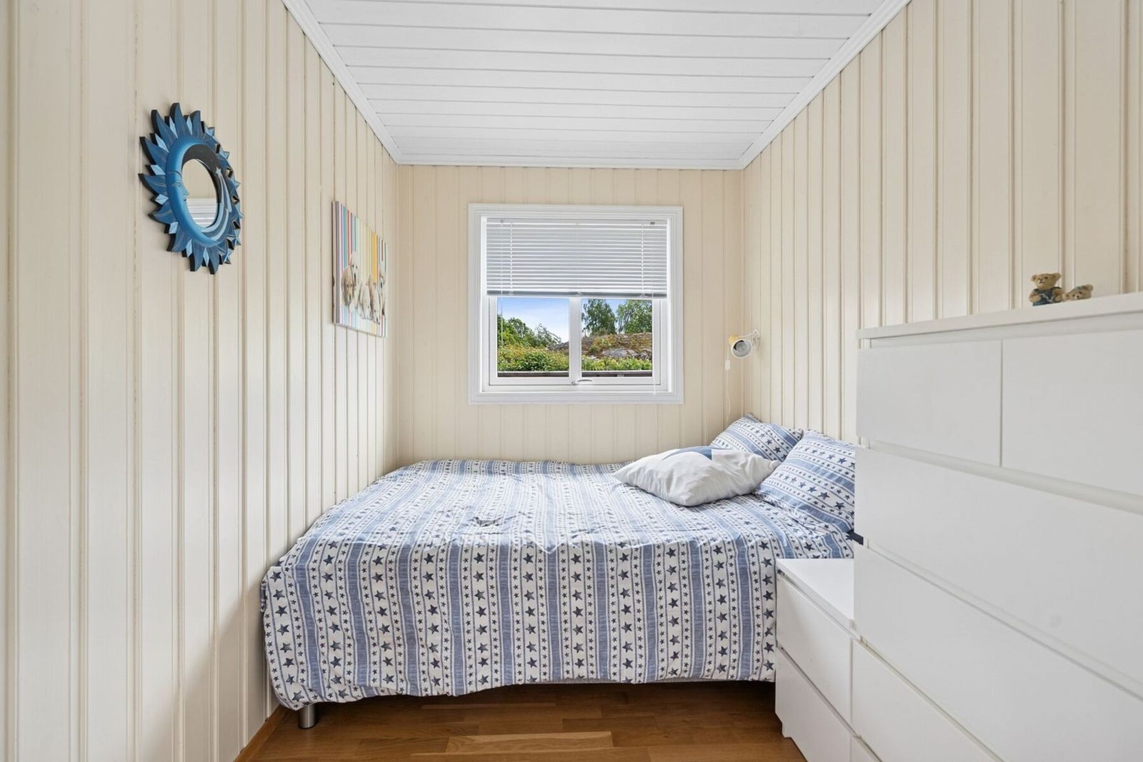 Lyst og trivelig soverom med beigemalte vegger. Galleribilde