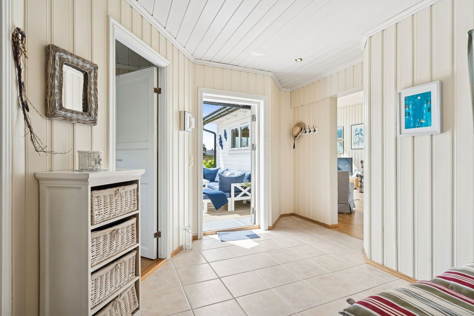 Her ønskes man velkommen inn i et lyst og innbydende inngangsparti. Galleribilde