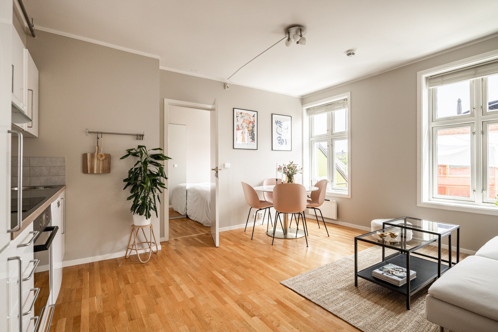 Høy, usjenert 3. et. vendt mot trafikkstille sidegate. Galleribilde