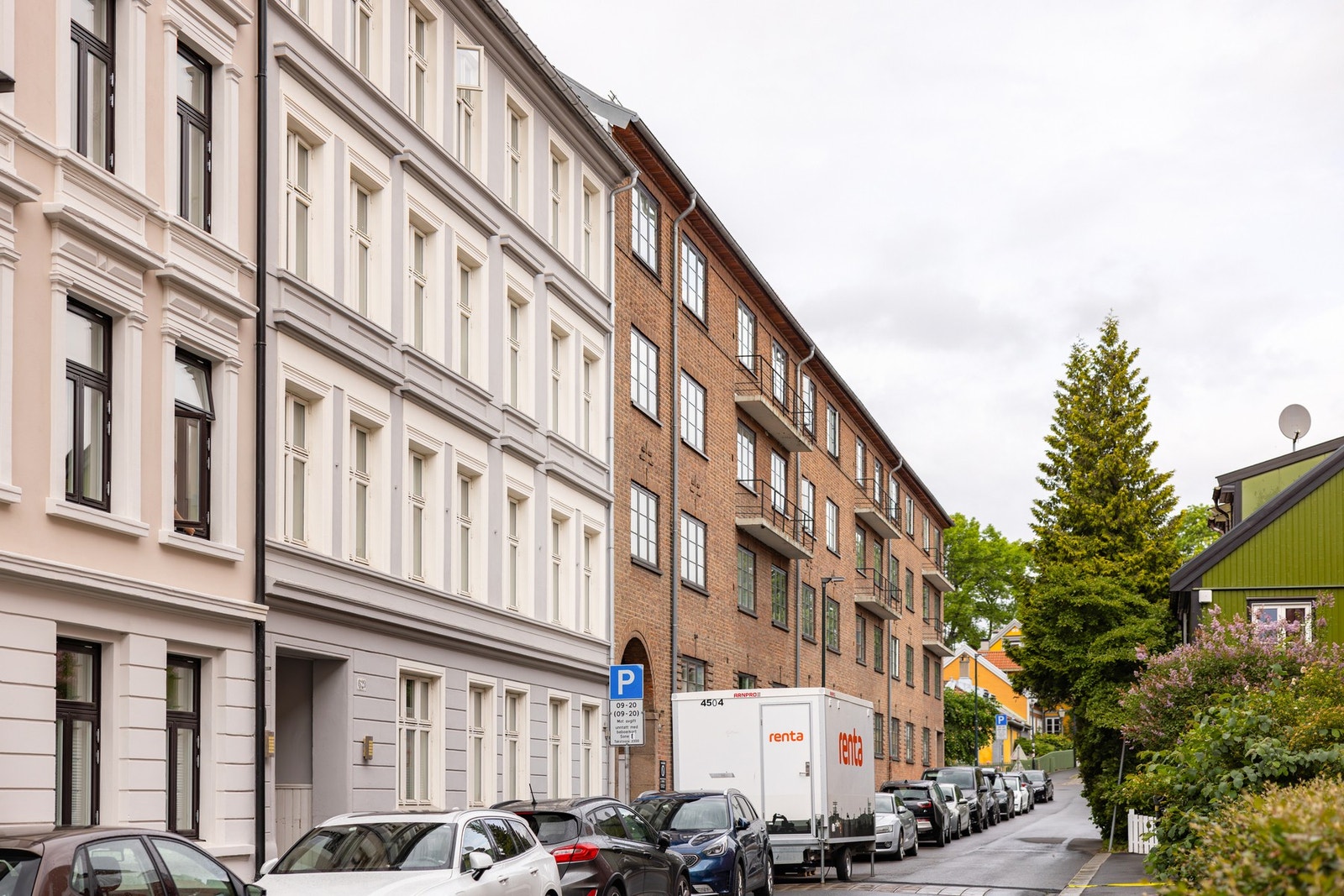 Tilbaketrukket beliggende, vendt mot rolig sidegate. Galleribilde