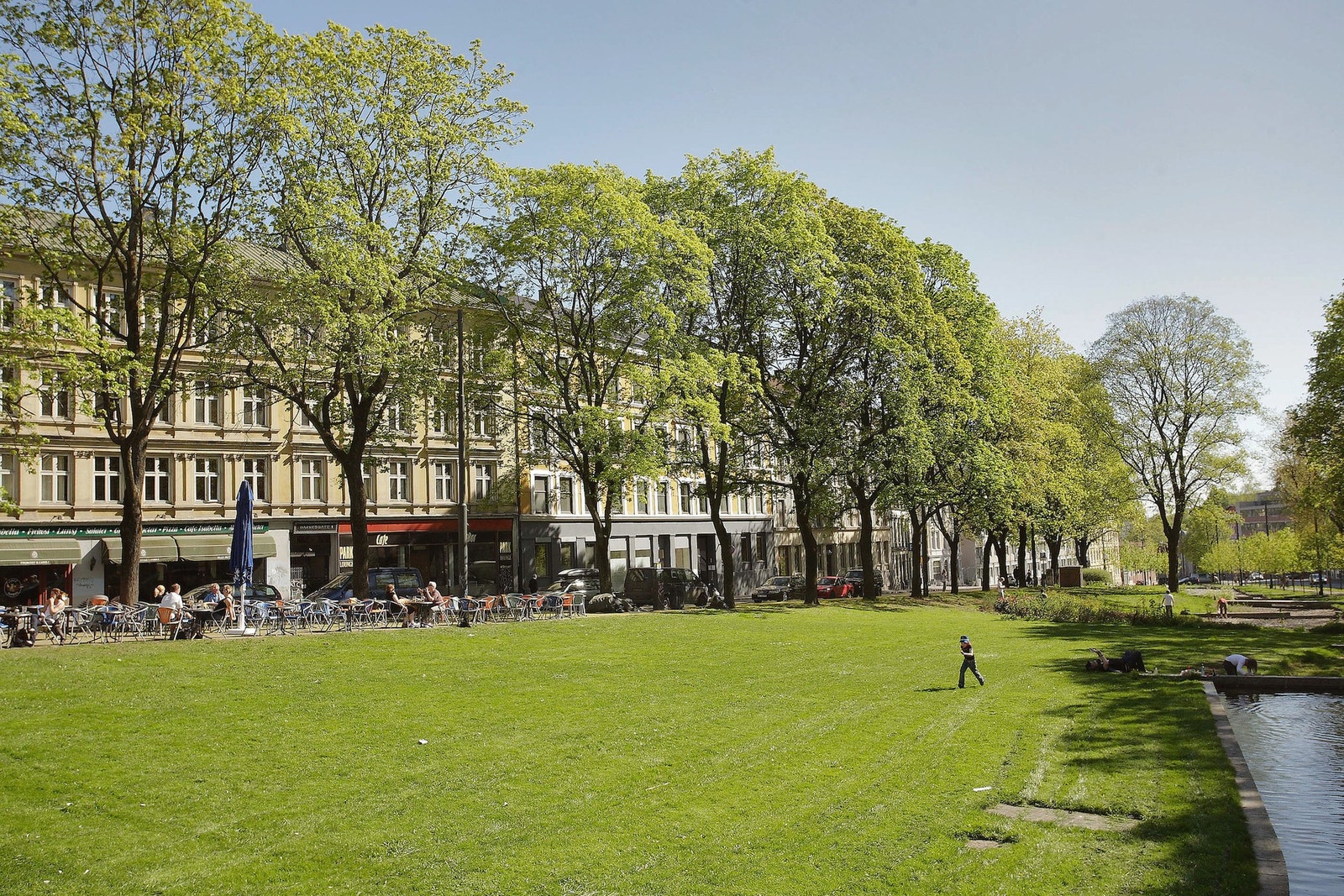 Alexander Kiellands plass med flott uteservering sommerstid. Galleribilde