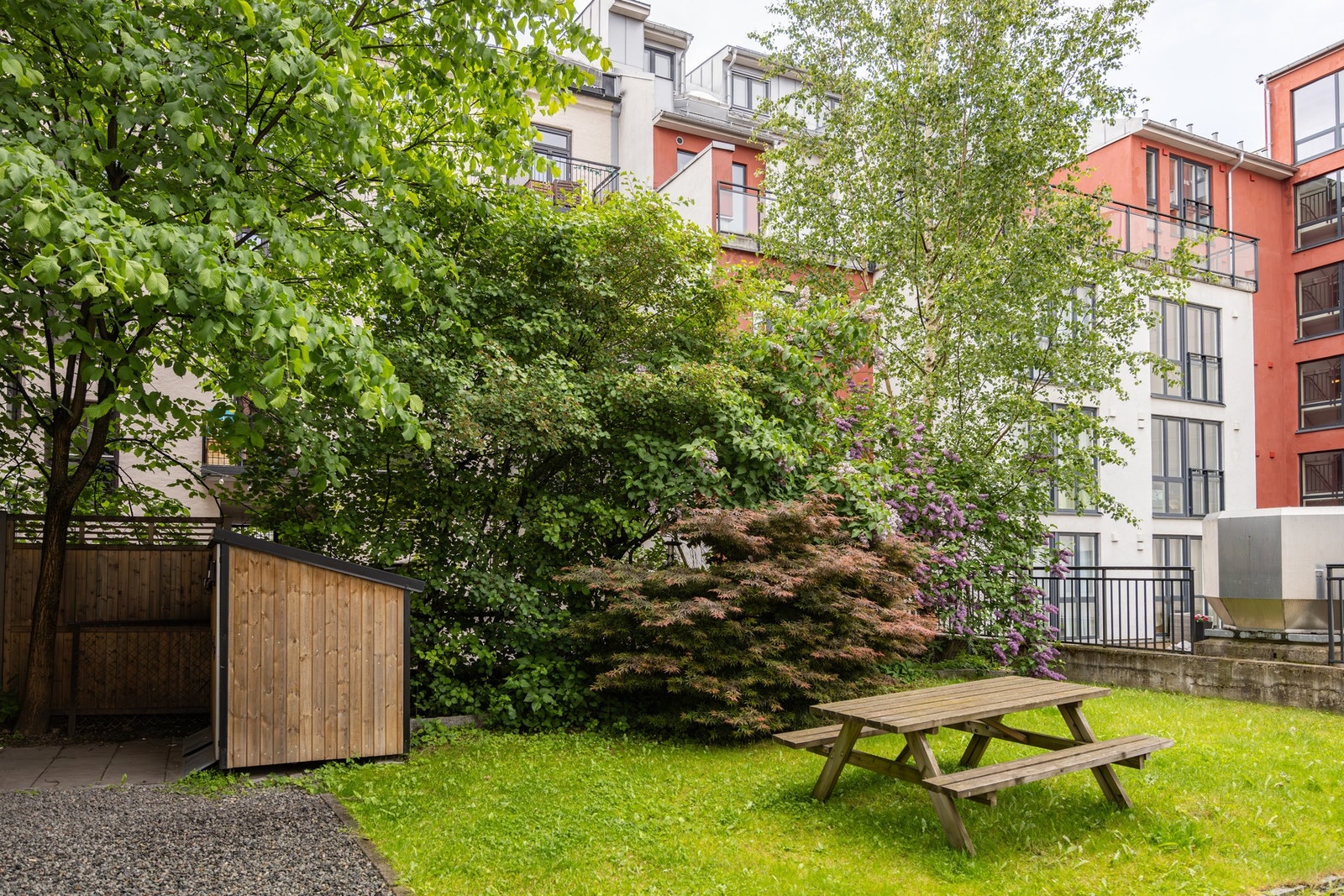 Pent opparbeidet, lukket og bilfritt gårdsrom. Galleribilde