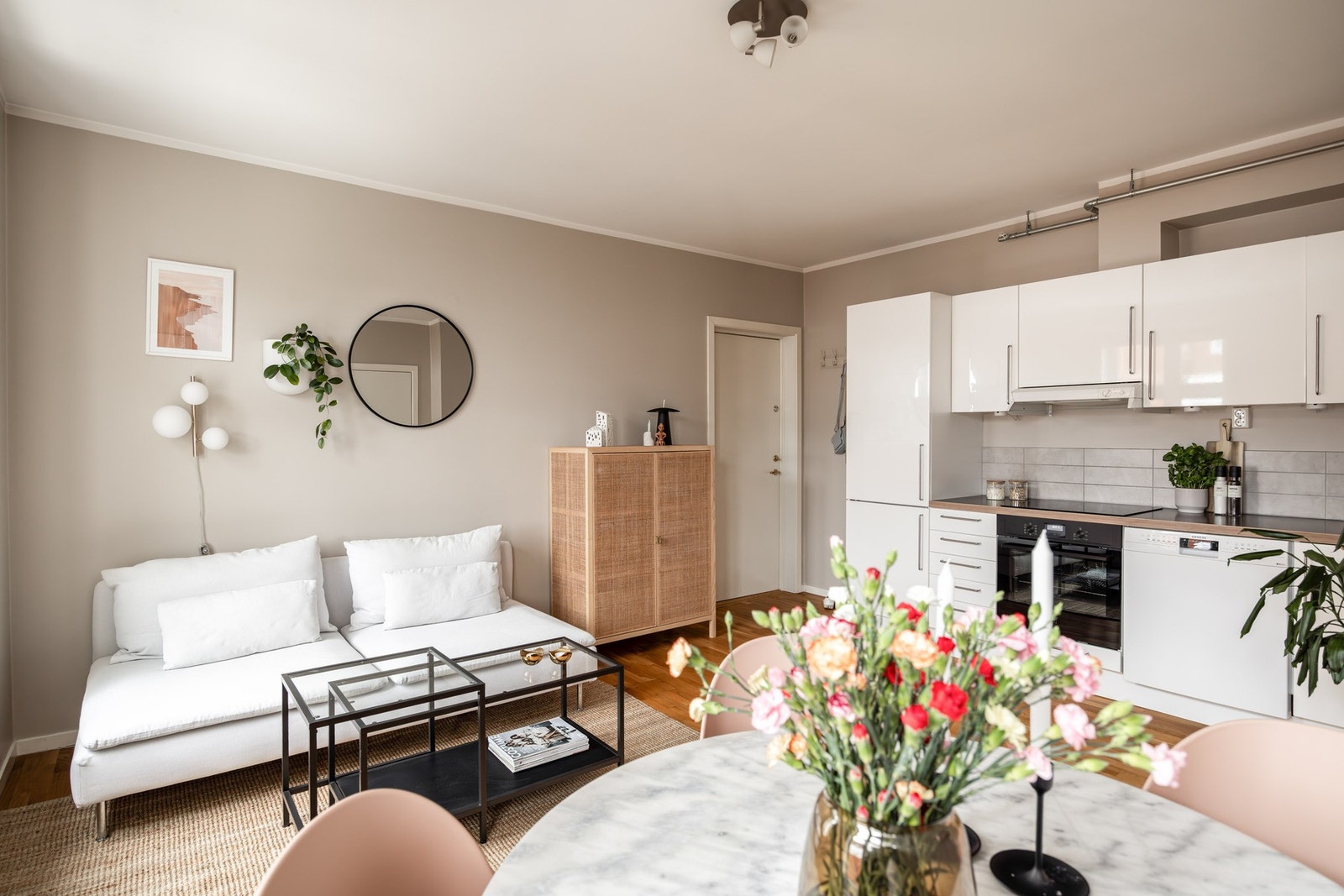 Stue og kjøkken i åpen, sosial løsning. Galleribilde