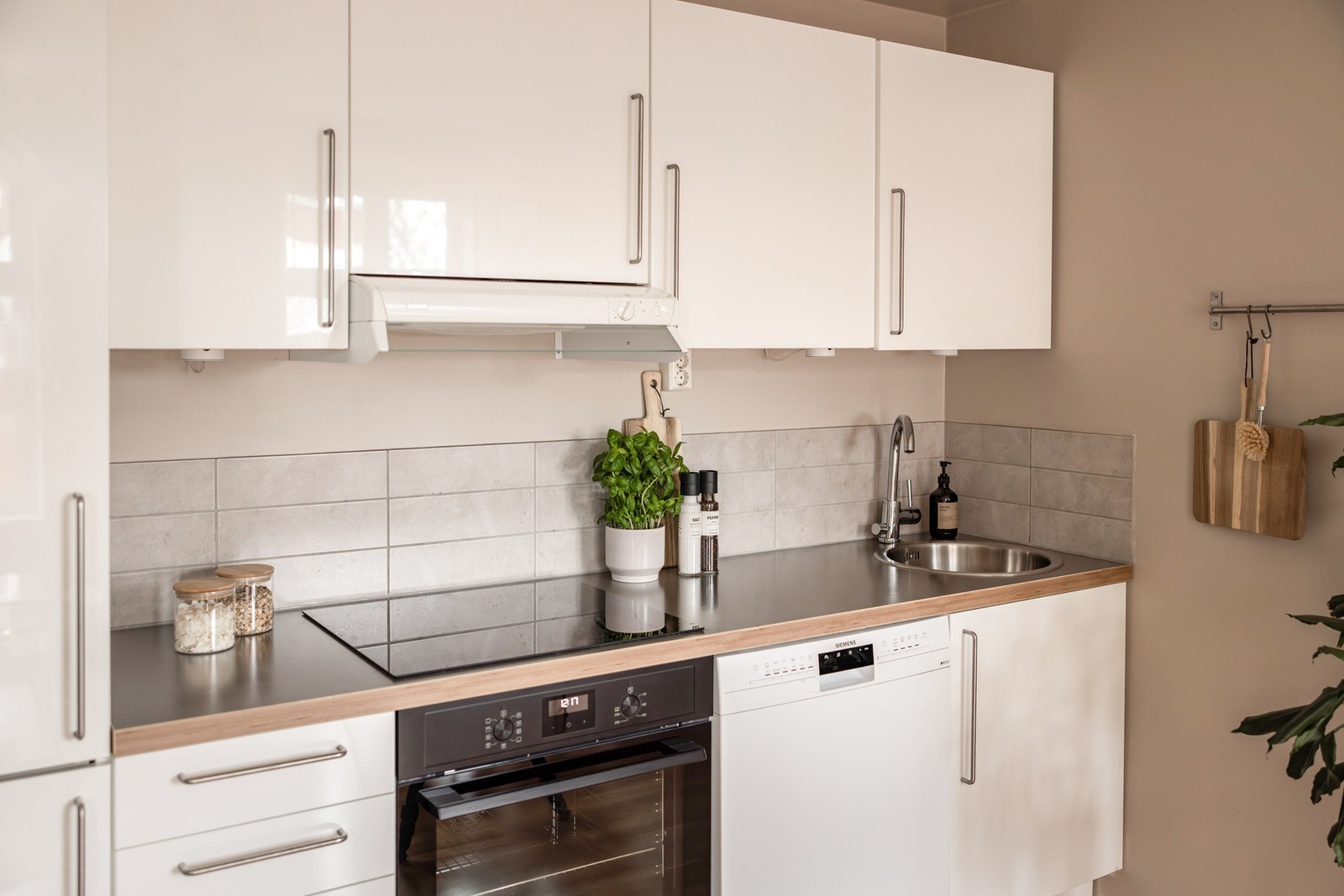 Integrerte hvitevarer: Kjøl/frys, stekeovn, induksjonstopp og oppvaskmaskin. Mekanisk avtrekksvifte. Galleribilde