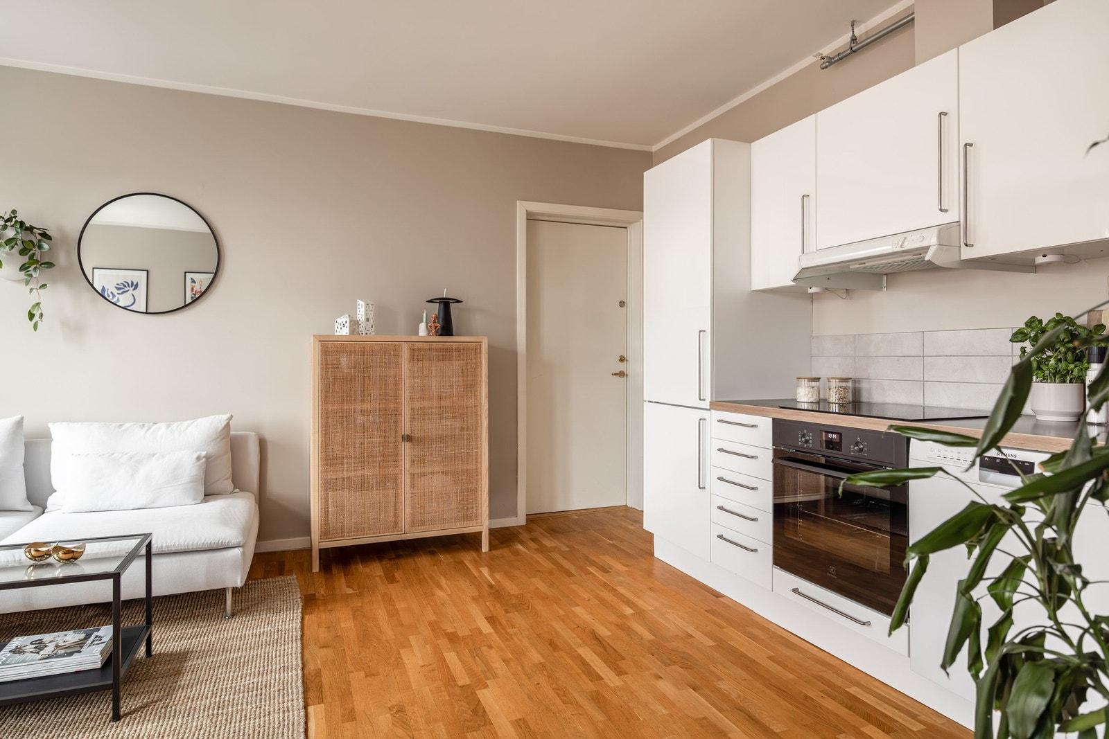 Parkett på gulv og helsparklede, malte overflater. Galleribilde