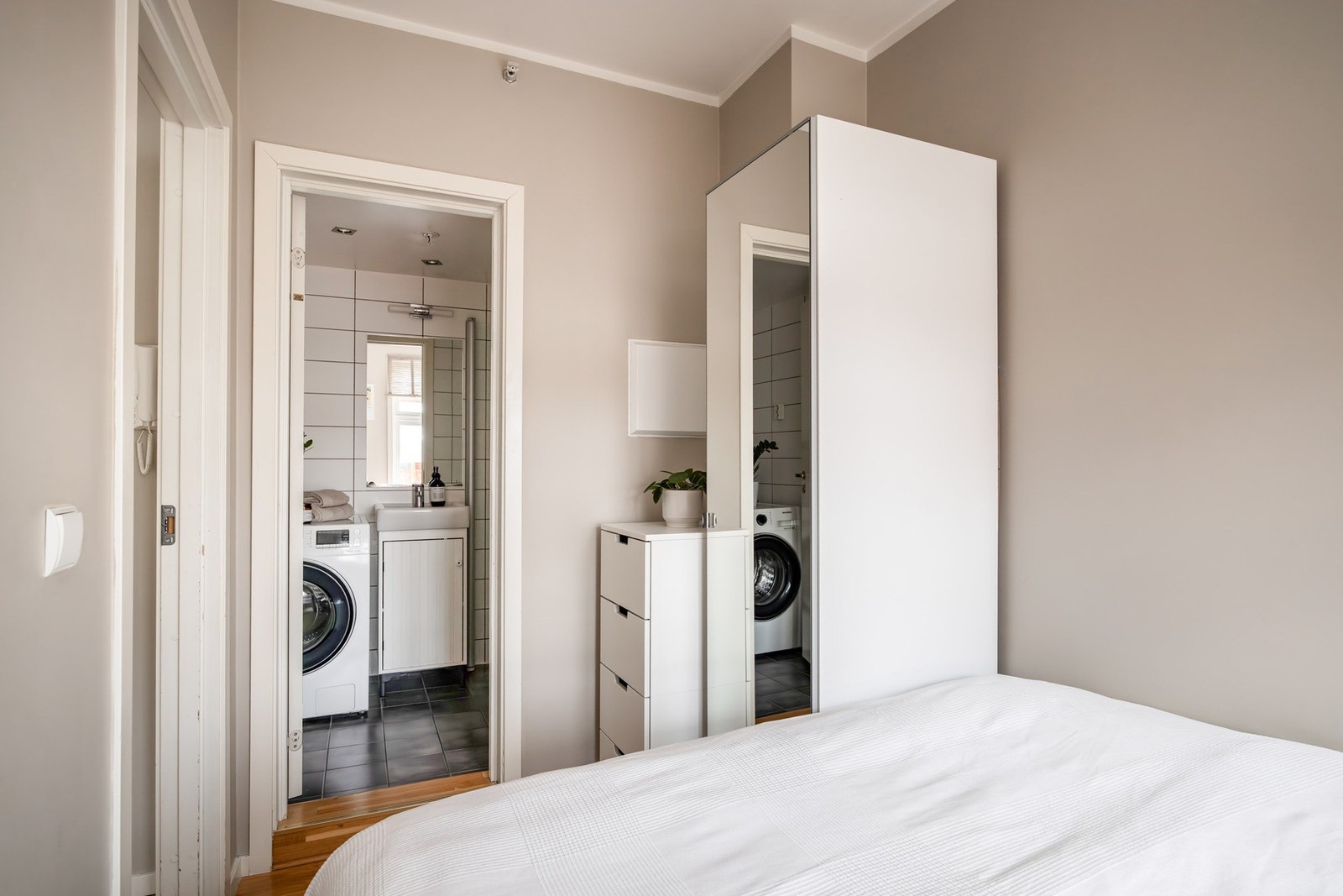 Soverom med garderobeskap. Galleribilde