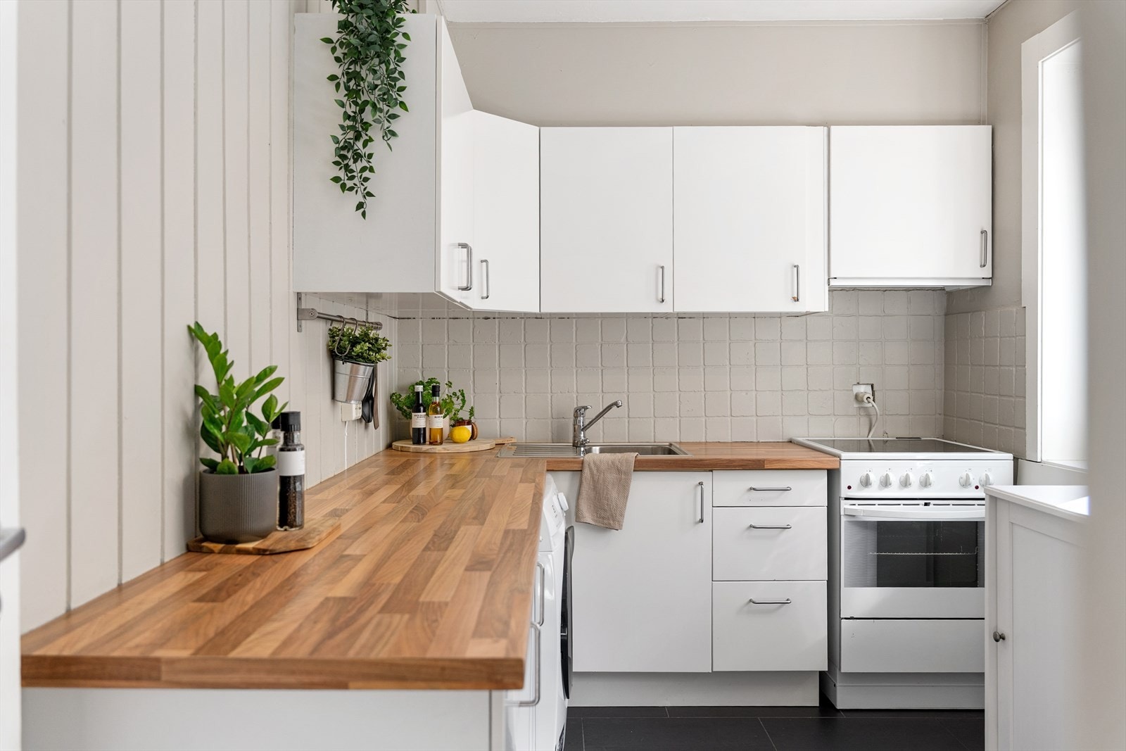 - Kjøkkeninnredning med slette fronter og benkeplate av laminat - Galleribilde