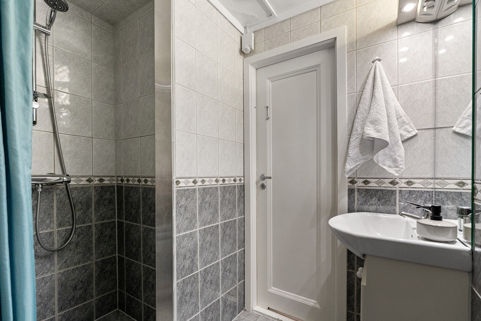 - Badet er innredet med toalett, dusjnisje og baderomsinnredning med servant - Galleribilde