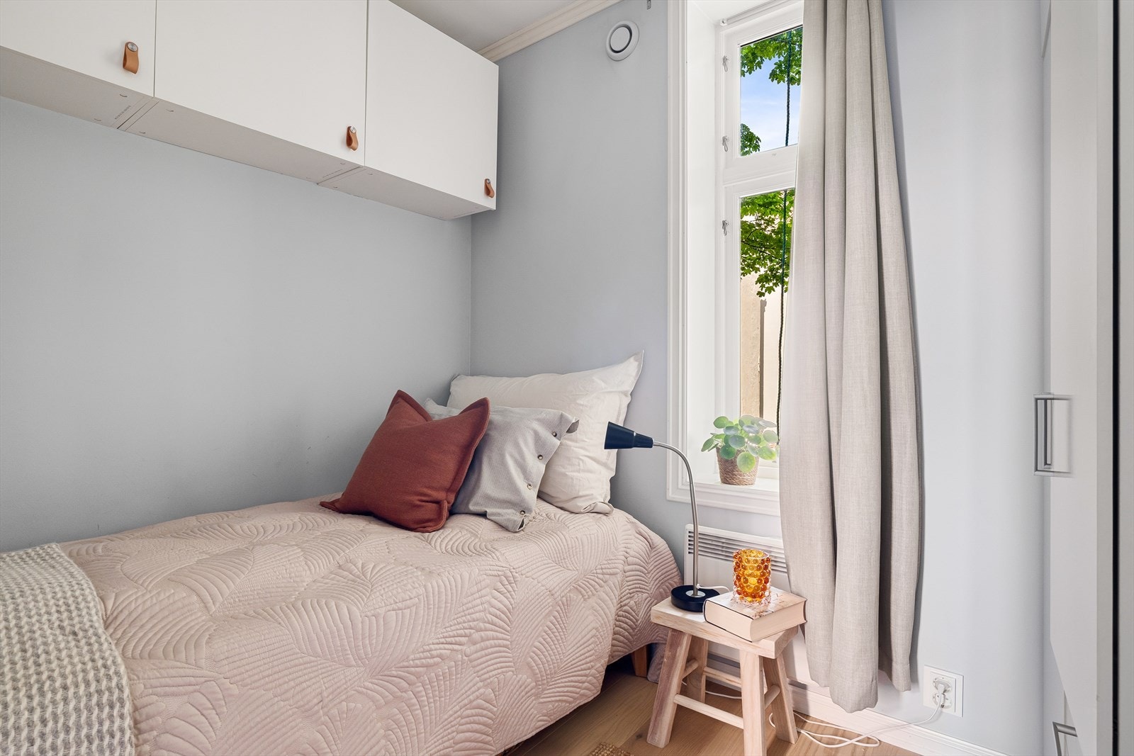 Boligens andre soverom fungerer også godt som gjesterom, hobbyrom eller kontor. Galleribilde