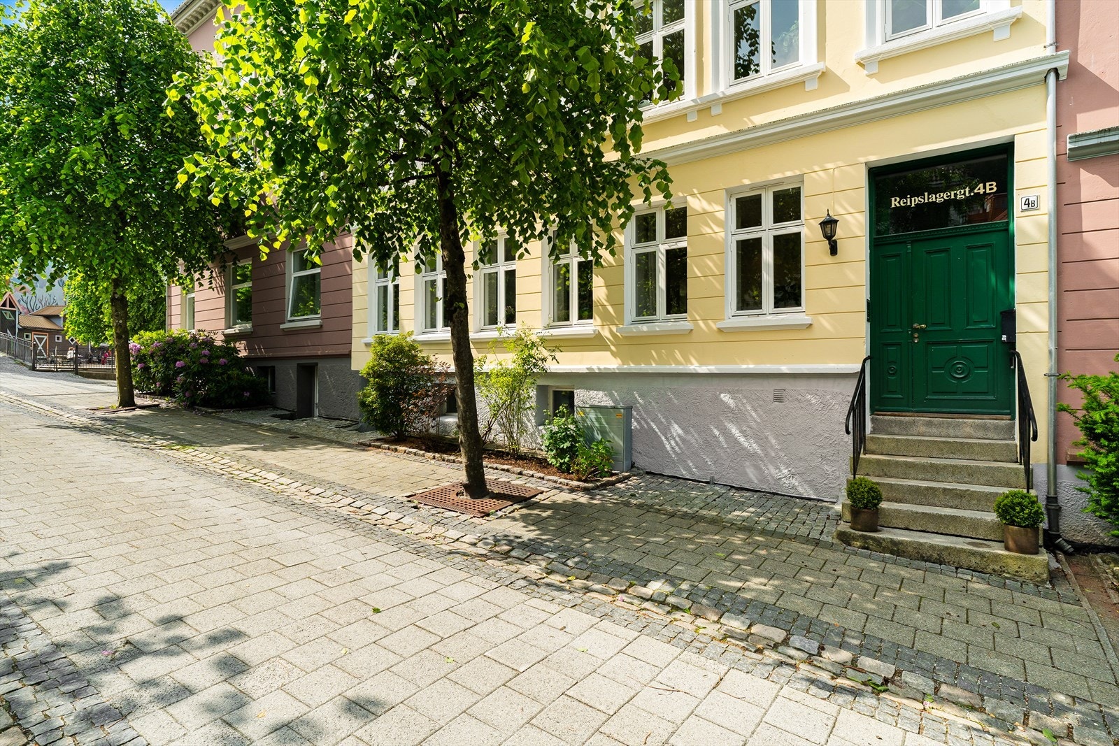 Her bor du i historiske omgivelser med en helt spesiell atmosfære, omgitt av byfjell, turmuligheter, parker og et rikt utvalg av barer og restauranter, alt innen kort rekkevidde. Galleribilde