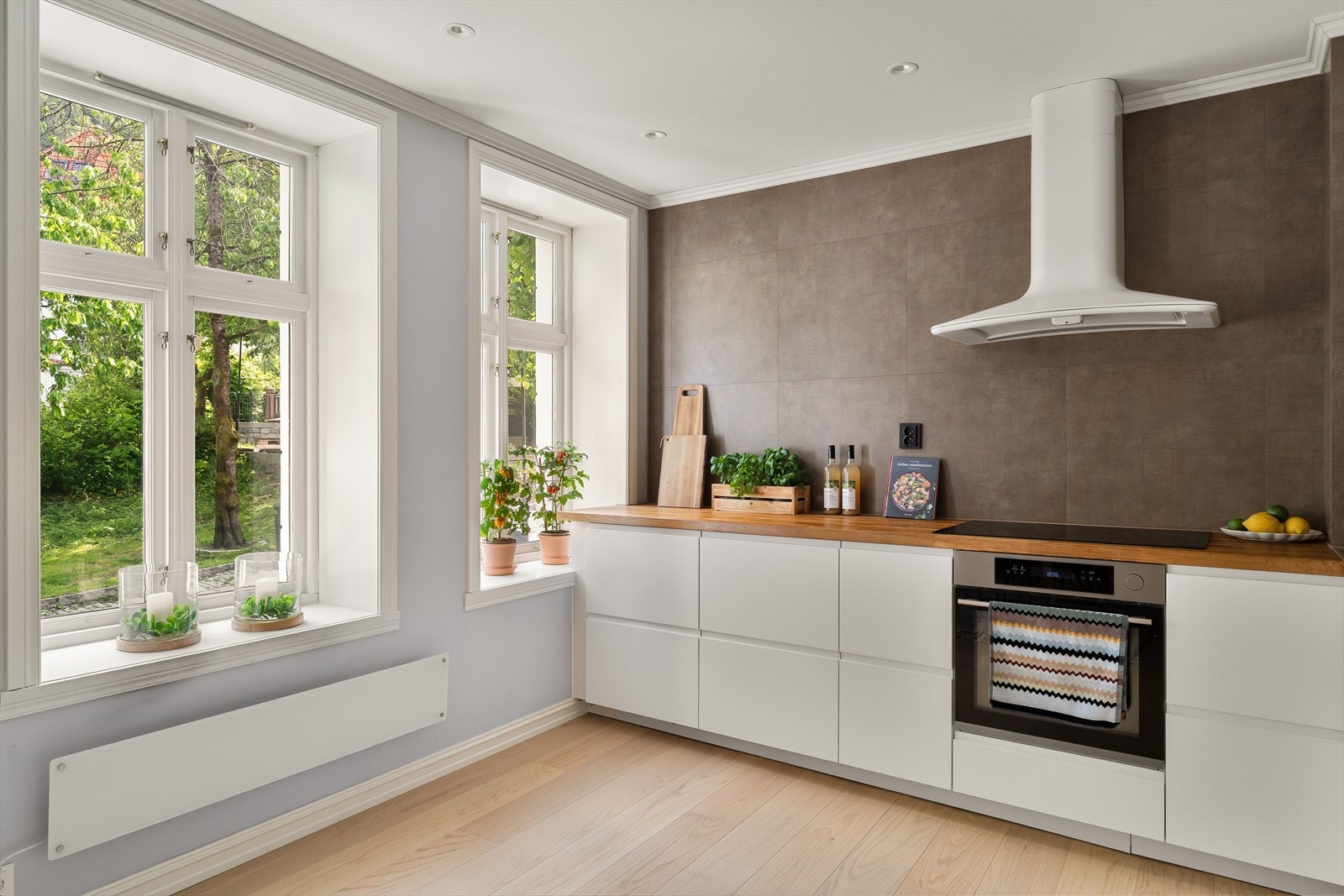 Det er fliset fra kjøkkenbenk opp til himling som gir rommet dybde og karakter. Galleribilde