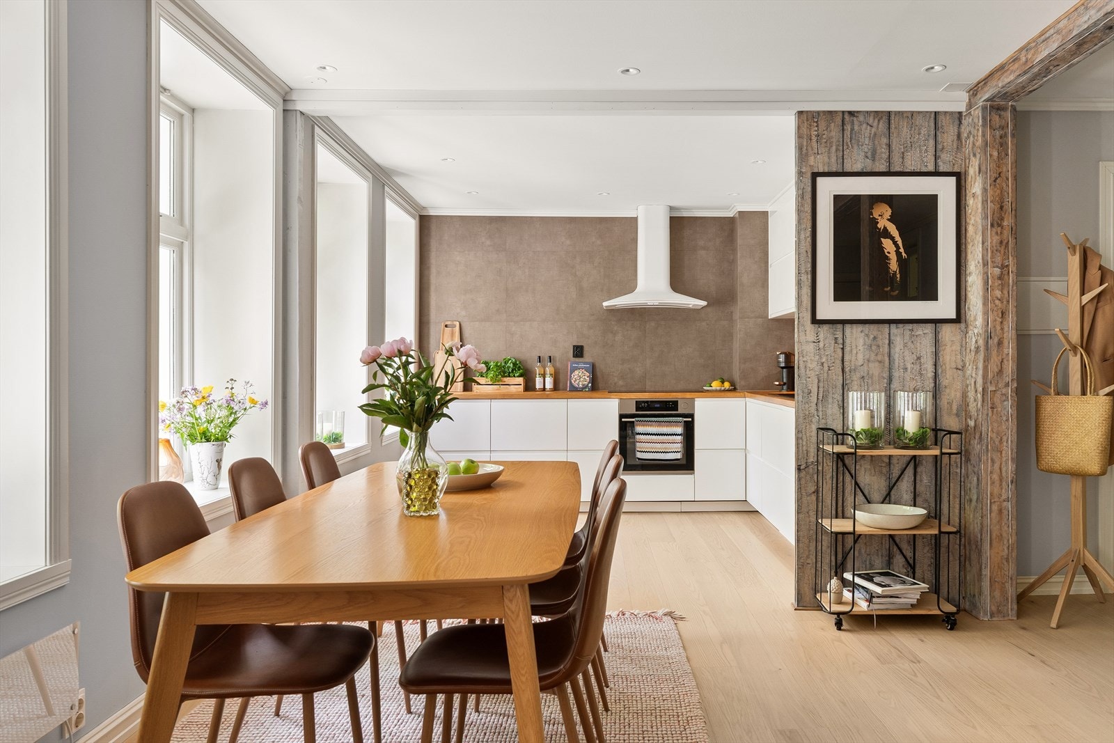 Rommet preges av lyse vegger kombinert med originalt treverk. Galleribilde