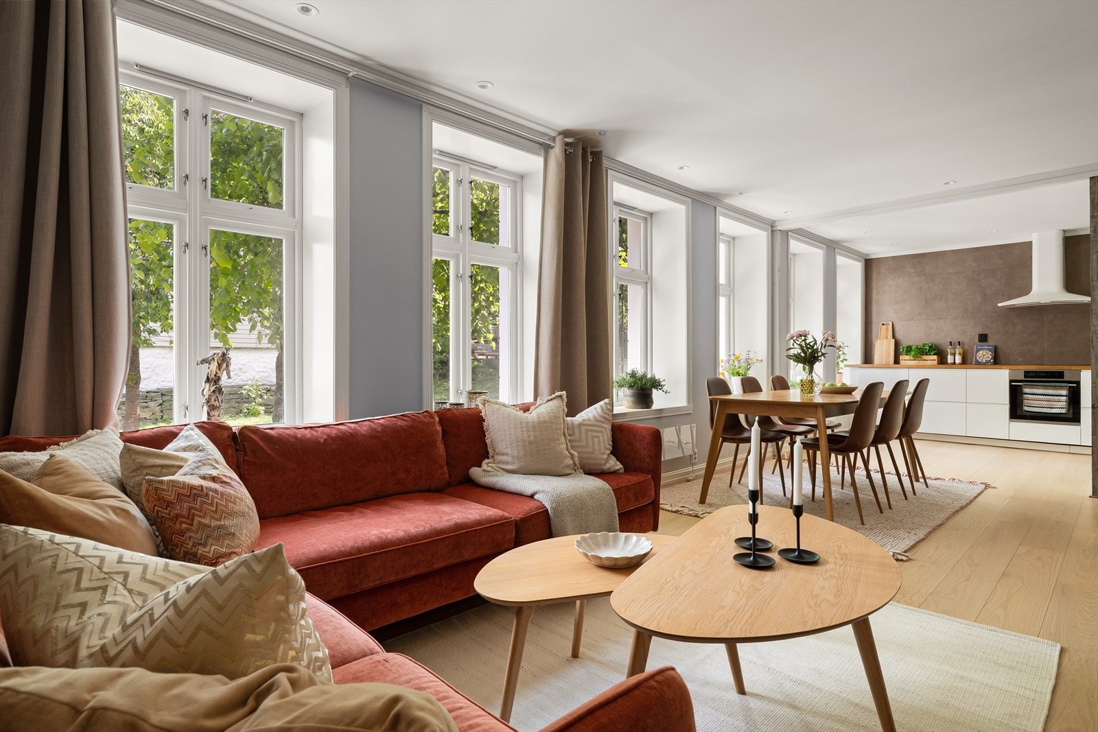 Arealet er på ca. 29,7 m² og gir god plass til både sofagruppe, spiseplass og øvrig møblement. Galleribilde