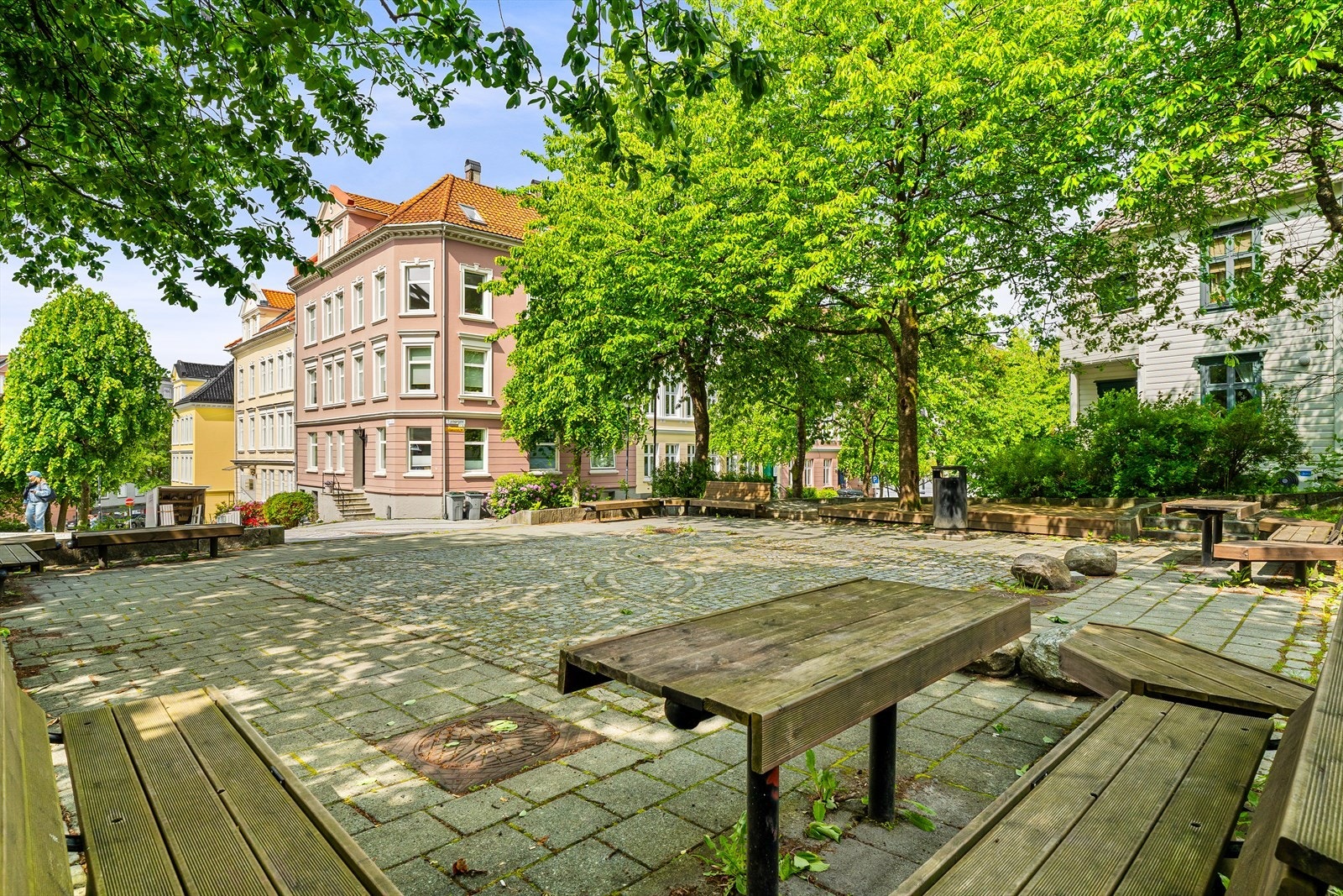 Det tar ca. 10 minutter å gå inn til Bergen sentrum som kan tilby et bredt utvalg av alt innenfor shopping, restauranter, uteliv og servicetilbud. Galleribilde