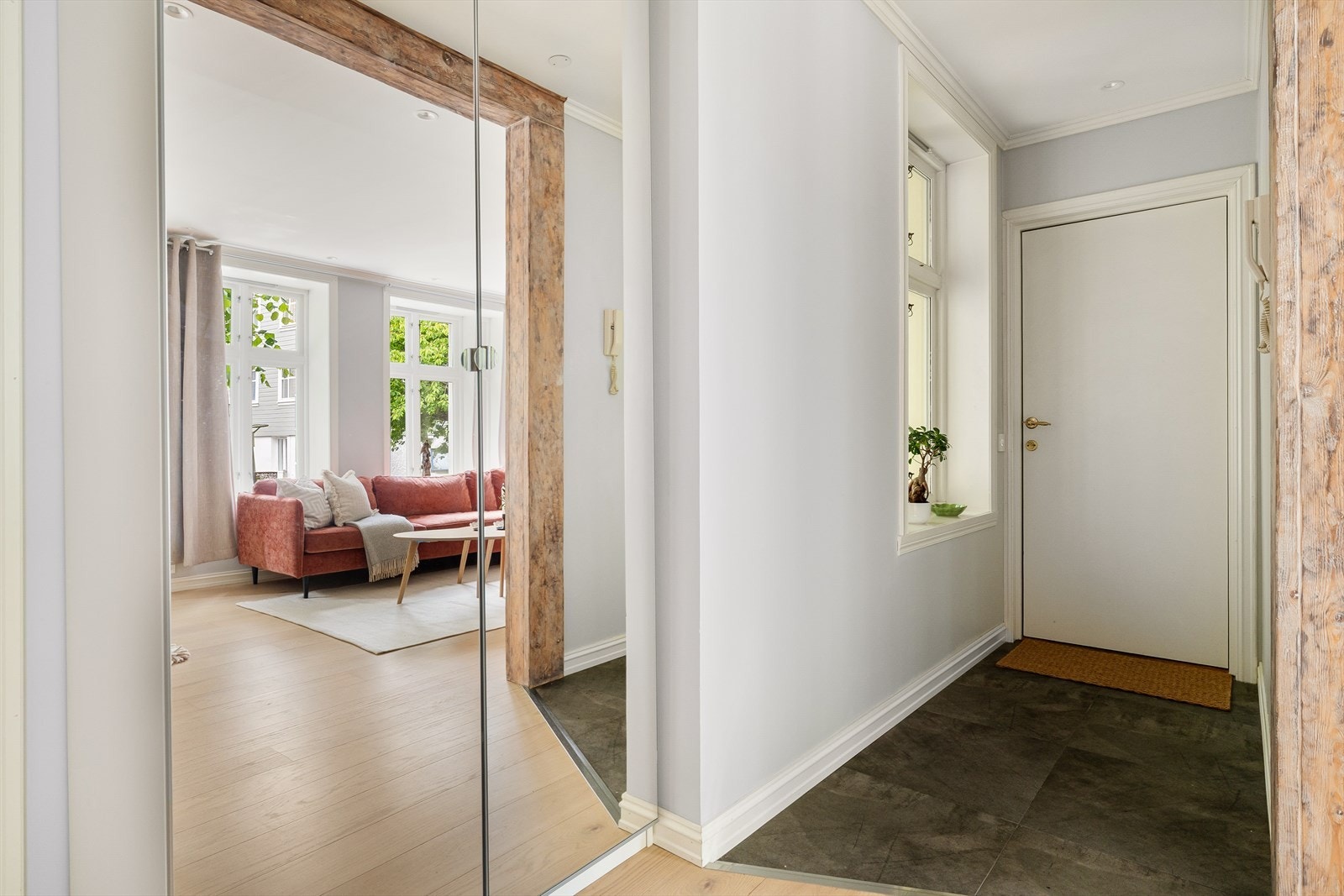 Her er det i tillegg et stort garderobeskap med speilfronter. Galleribilde