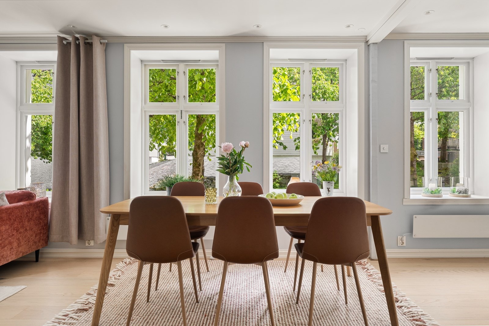 Gulvene er belagt med stilren 1-stavs eikeparkett. Galleribilde