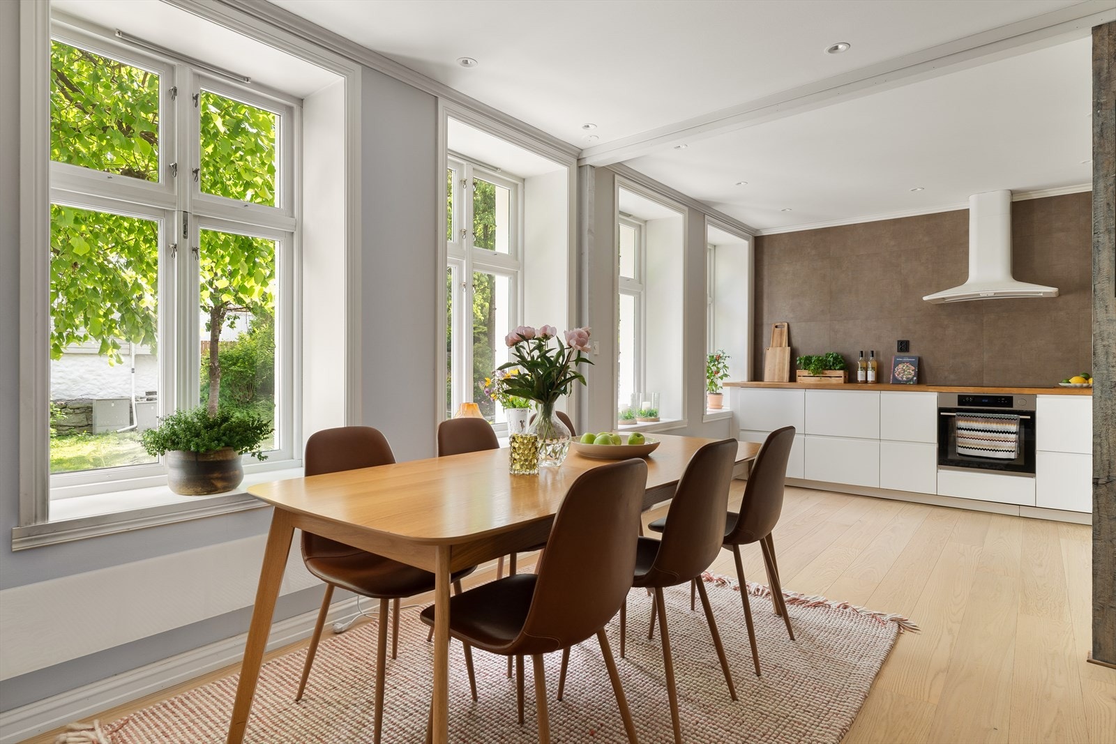 Stue og kjøkken er integrert i en åpen løsning som legger til rette for et sosialt og innbydende oppholdsrom. Galleribilde