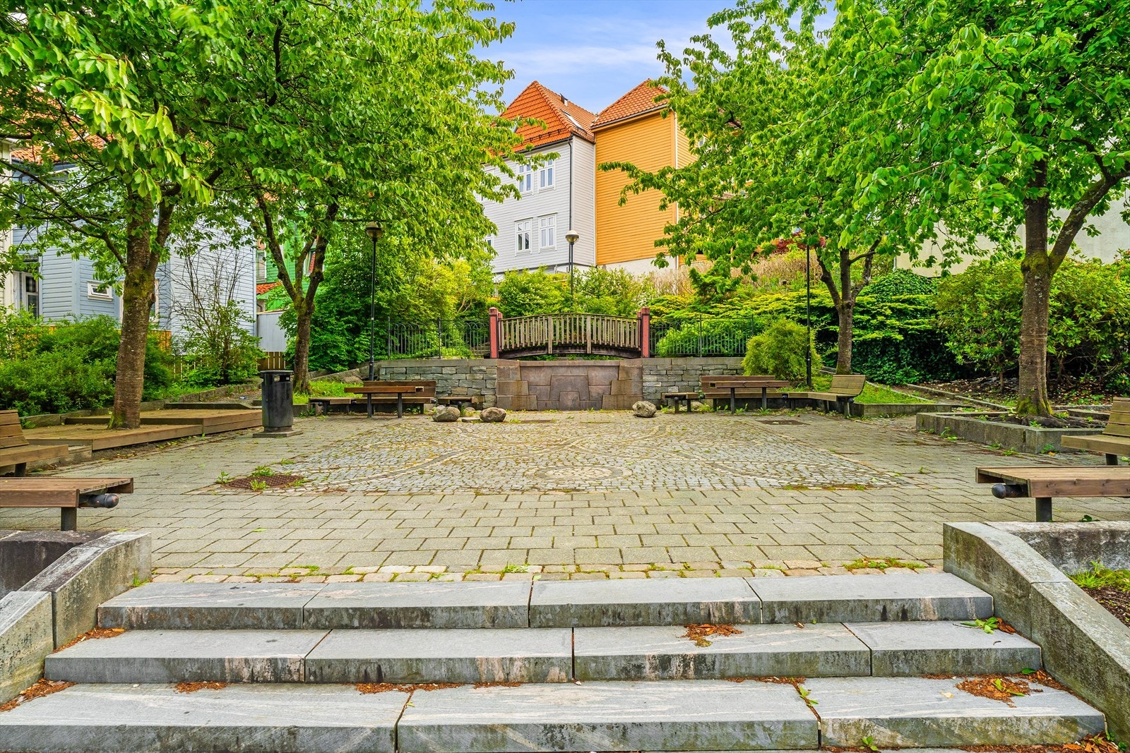 Tilbudet av kollektivtransport i området er meget godt. Bussholdeplass like ved med hyppige bussavganger både til sentrumskjernen og i motsatt retning mot Åsane. Galleribilde