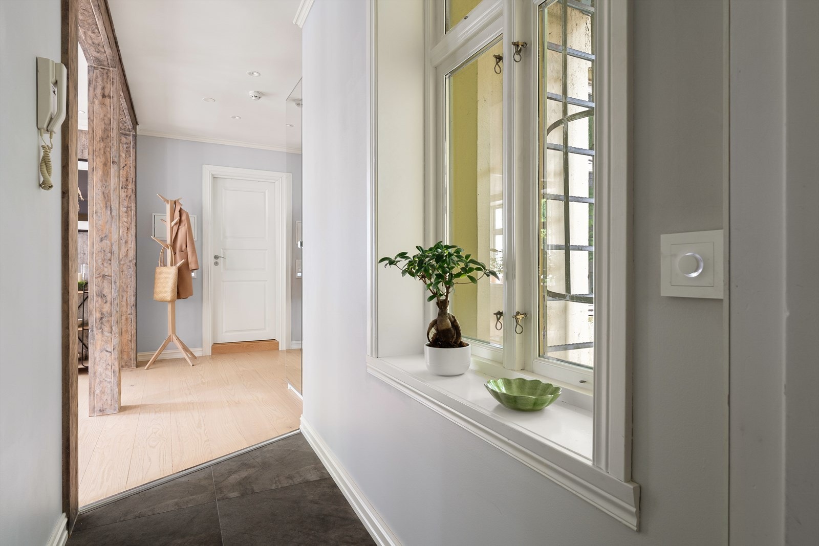 Her er det dørtelefon for betjening av ytterdøren. Galleribilde