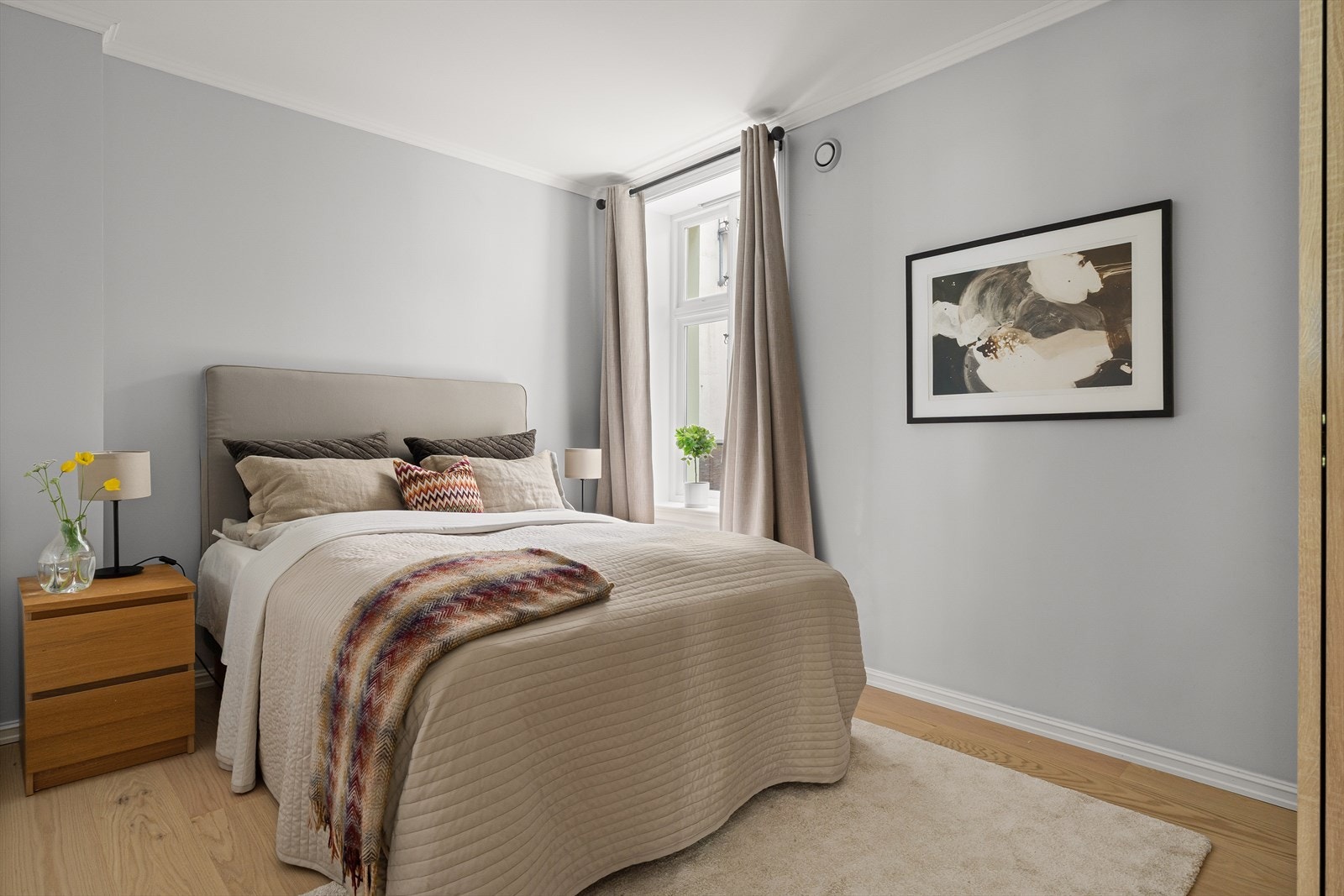 Leiligheten har to soverom på henholdsvis 10,1 m² og 5,5 m² vendt vekk fra gaten. Galleribilde