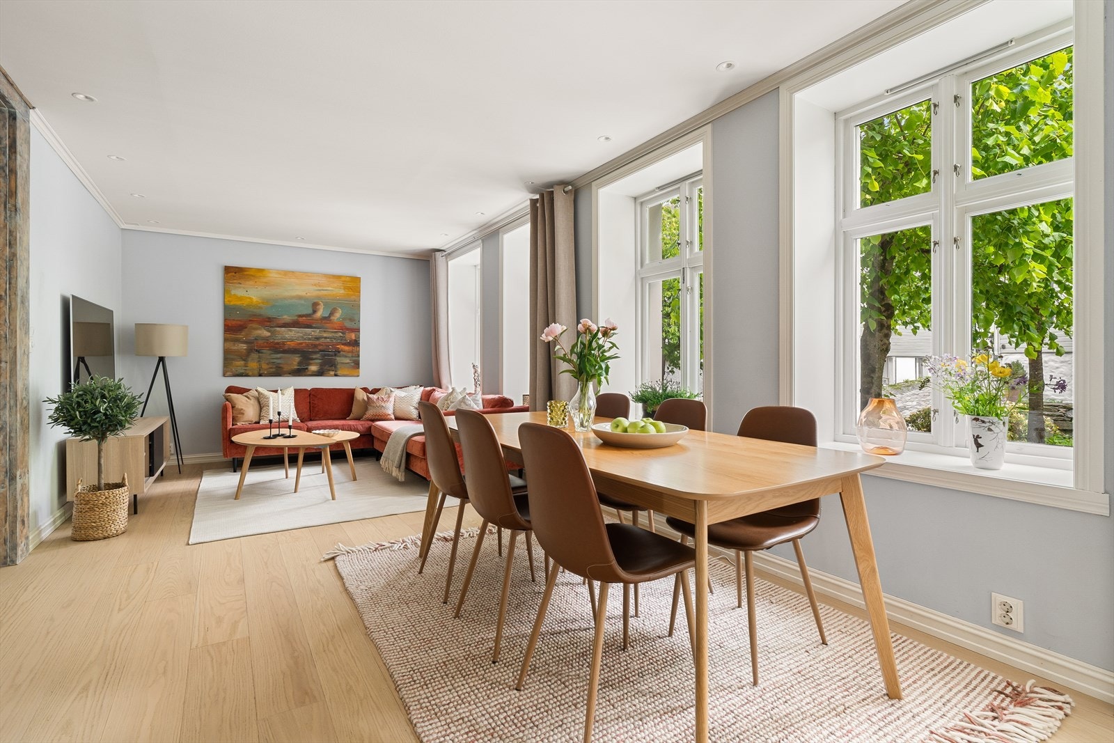 Leiligheten har gjennomgående høy standard og de store vindusflatene gir ikke bare rikelig med lys, men rammer også inn en utsikt som stadig minner deg på at du bor i et av Sandvikens vakreste områder. Galleribilde