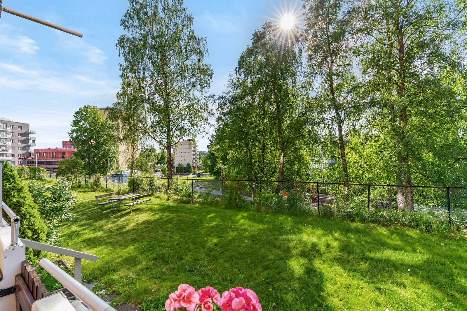 Nedenfor balkongen er det et stort grøntareal som kan benyttes. Her ligger alt til rette for å nyte lange sommerdager med venner og kjente. Galleribilde