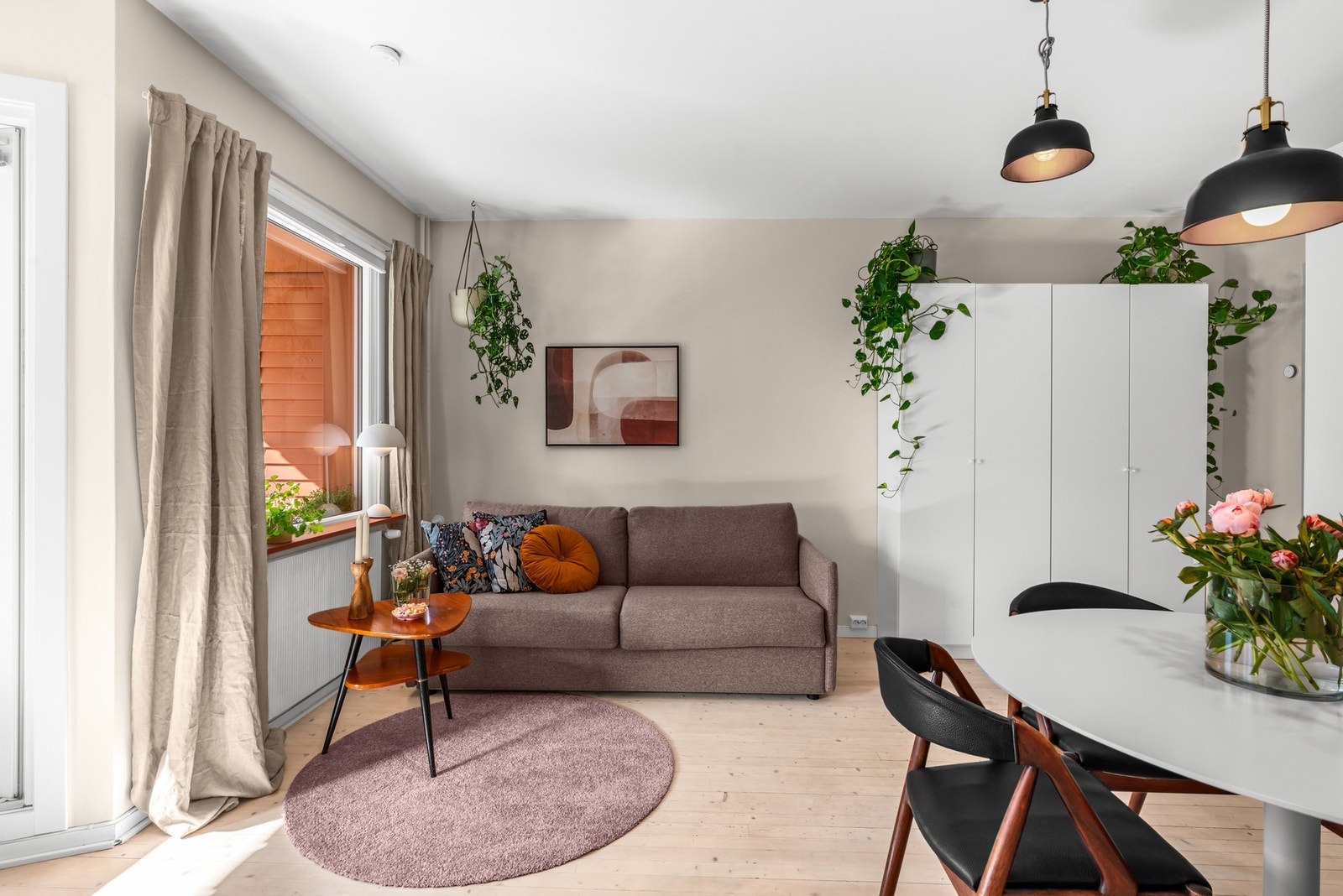 Det er IN-ordning i borettslaget. Ved å nedbetale andel fellesgjeld, vil månedlige felleskostnader reduseres til ca. kr. 2950,- pr. mnd. Galleribilde