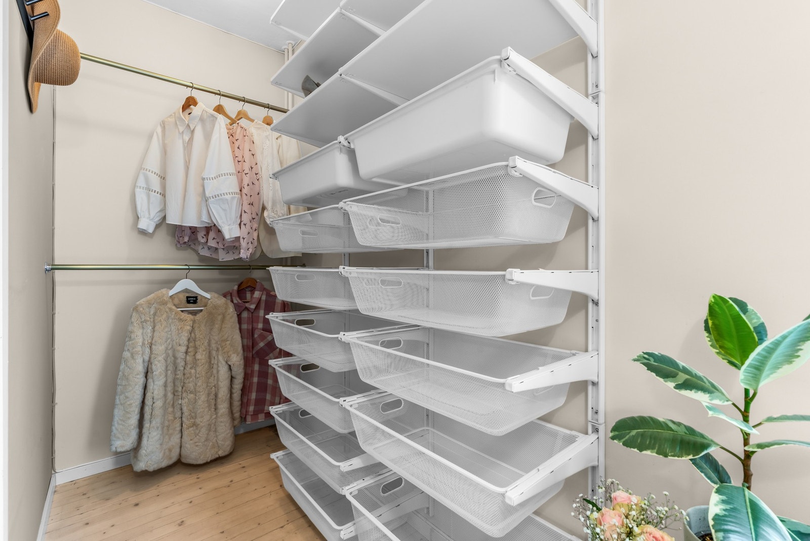 Det er innredet med en romslig og smart garderobeløsning som byr på rikelig med oppbevaringsplass. Galleribilde