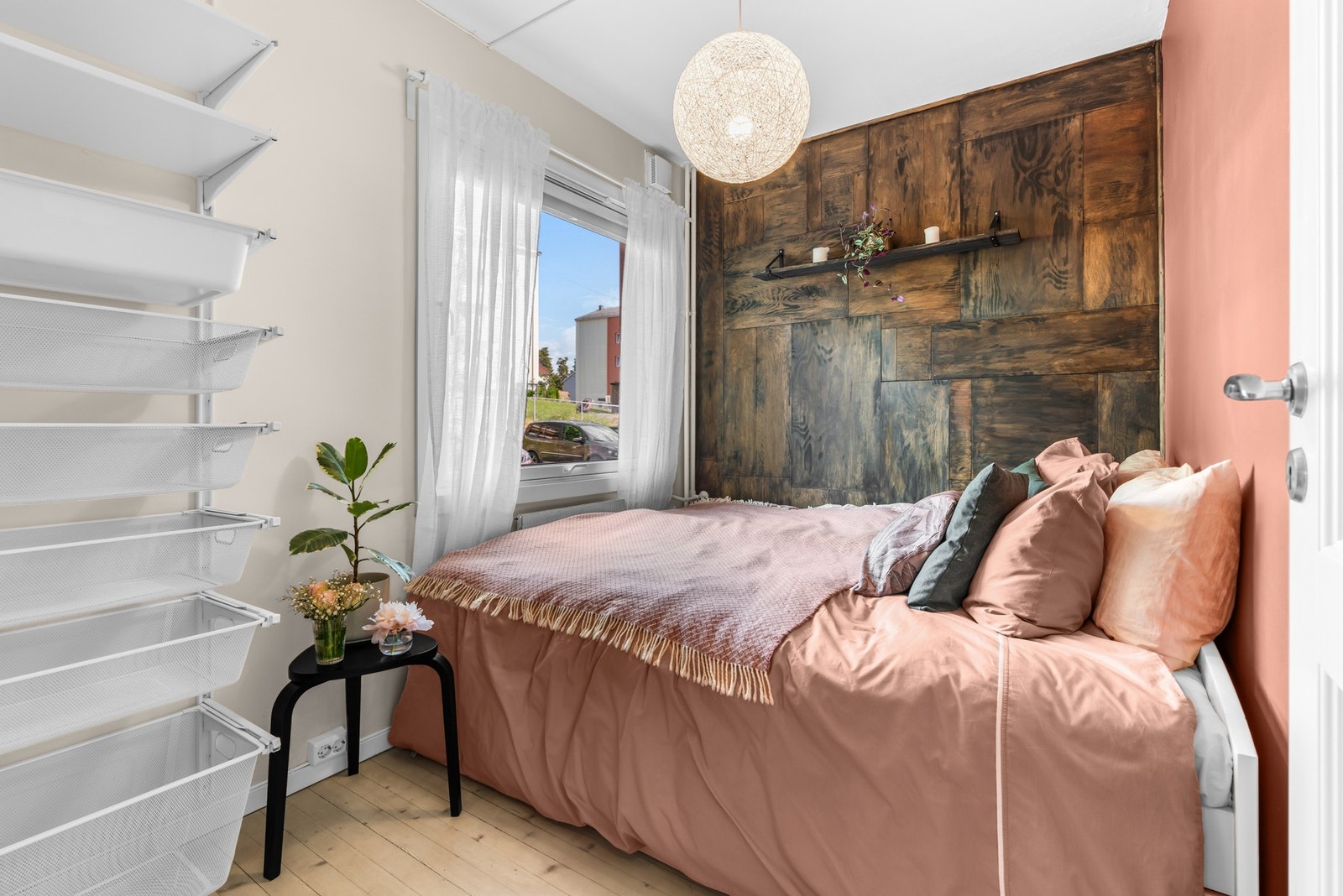 Leiligheten har et lyst soverom som har god plass til å innredes med dobbeltseng. Galleribilde