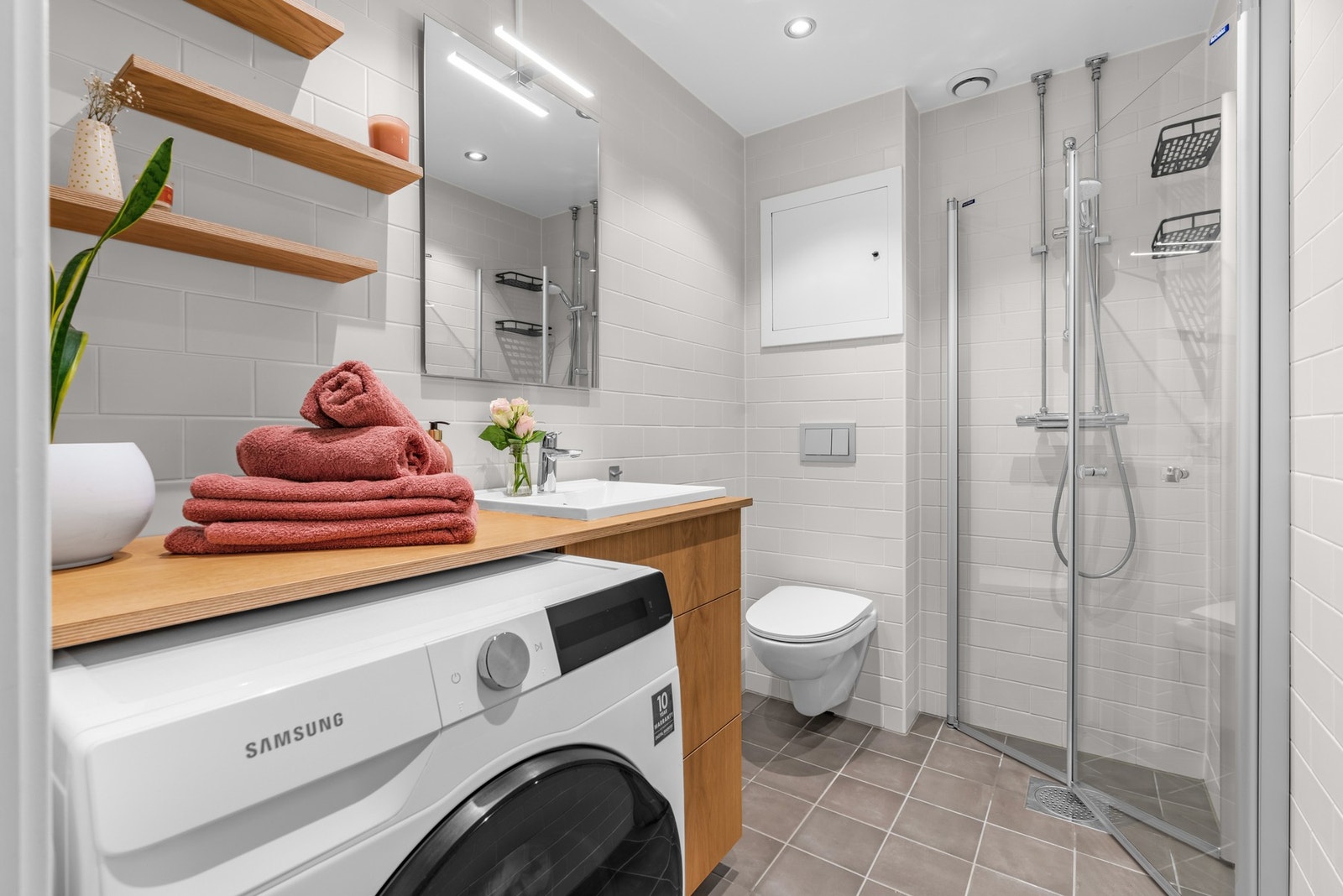 Baderommet ble rehabilitert og utvidet i 2019 i regi borettslaget. Badet er delikat med tidløse fliser og varmekabler i gulvet. Galleribilde
