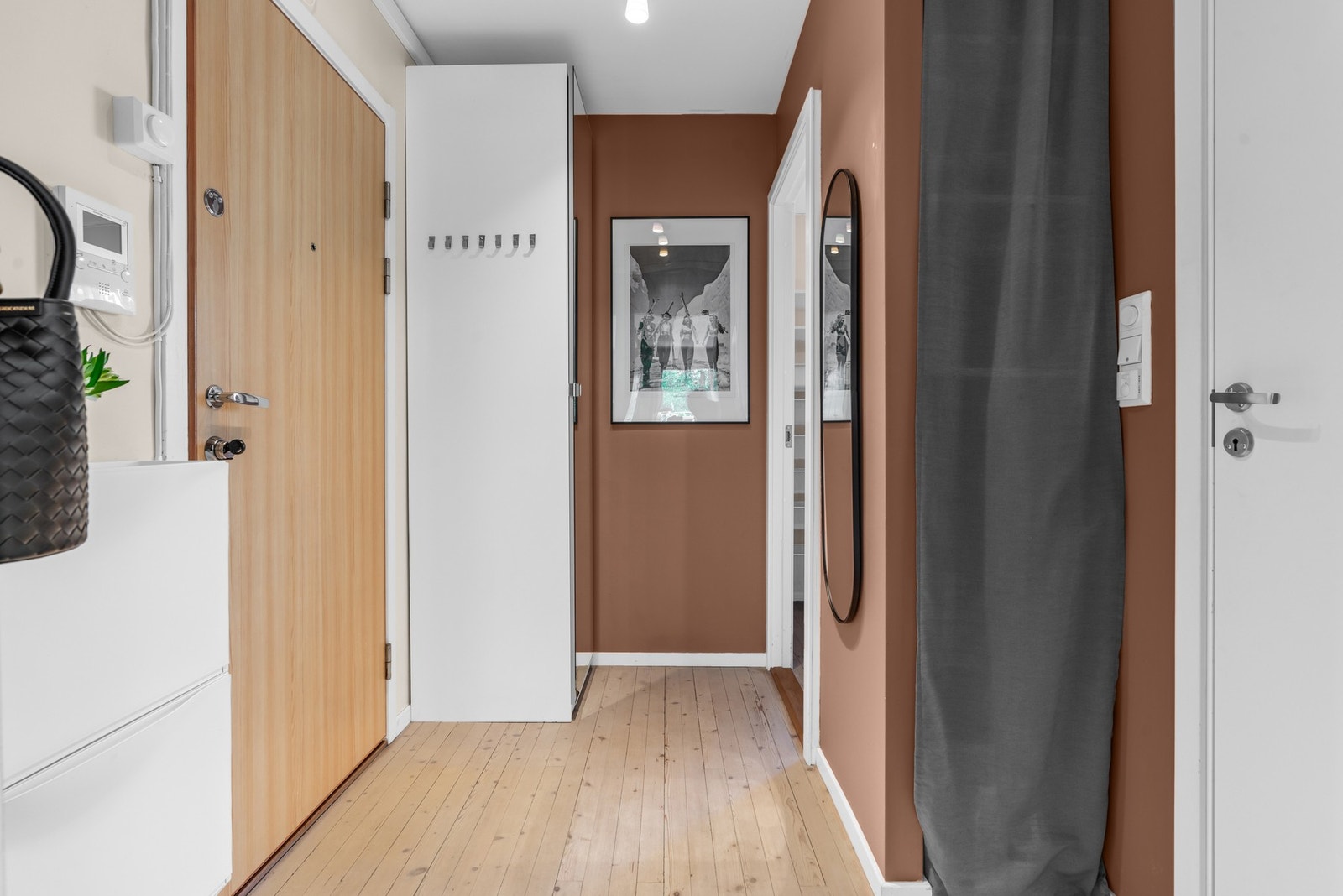 Entré med callinganlegg utstyrt med kamerafunksjon. Det er et stort garderobeskap med speilfront, samt ekstra plass til yttertøy og sko i plassbygd hylle. Galleribilde