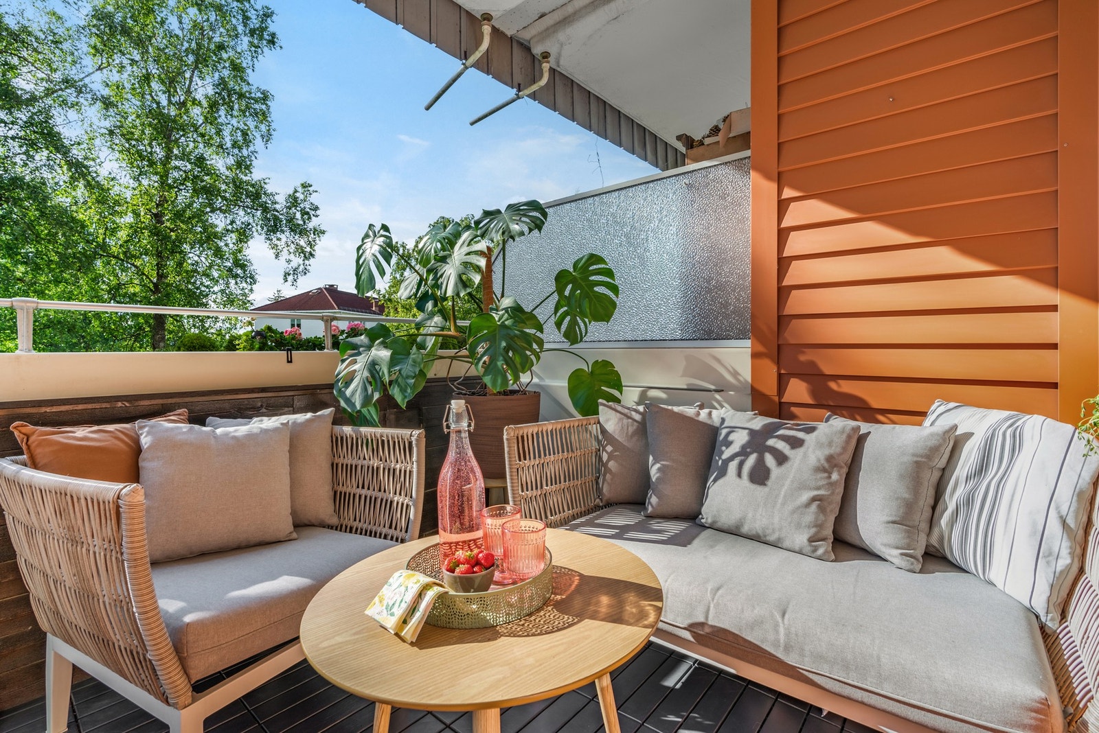 Balkongen har god størrelse med plass til innredning av både utemøbler, grill og beplantning. Det er tillatt å grille med både gass- og elektrisk grill på balkongen. Galleribilde