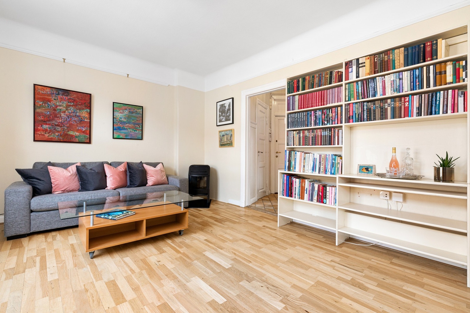 Peis i stuen. Galleribilde