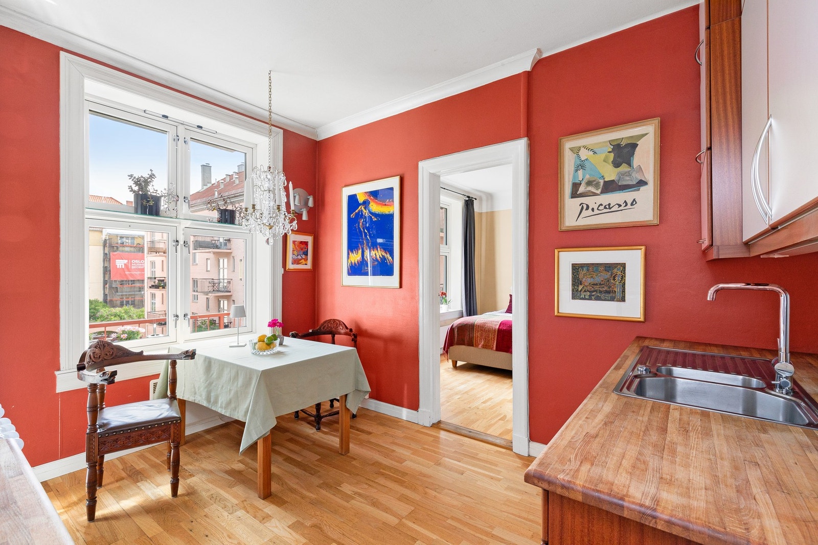 Separat kjøkken med plass til spisebord. Galleribilde