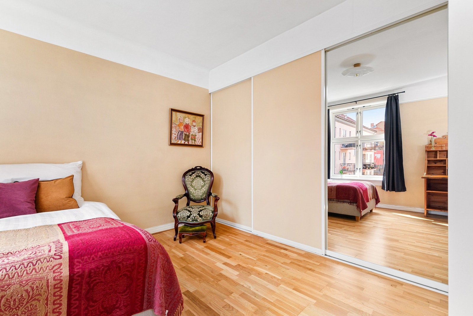 Romslig soverom. Galleribilde