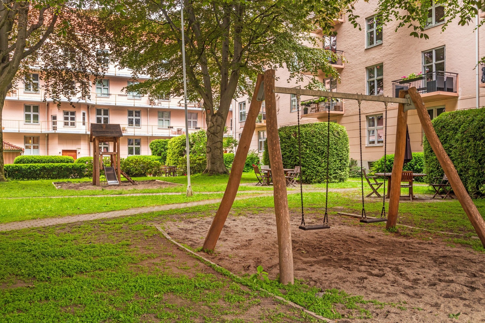 Bakgården er utstyrt med huske og sklie. Galleribilde